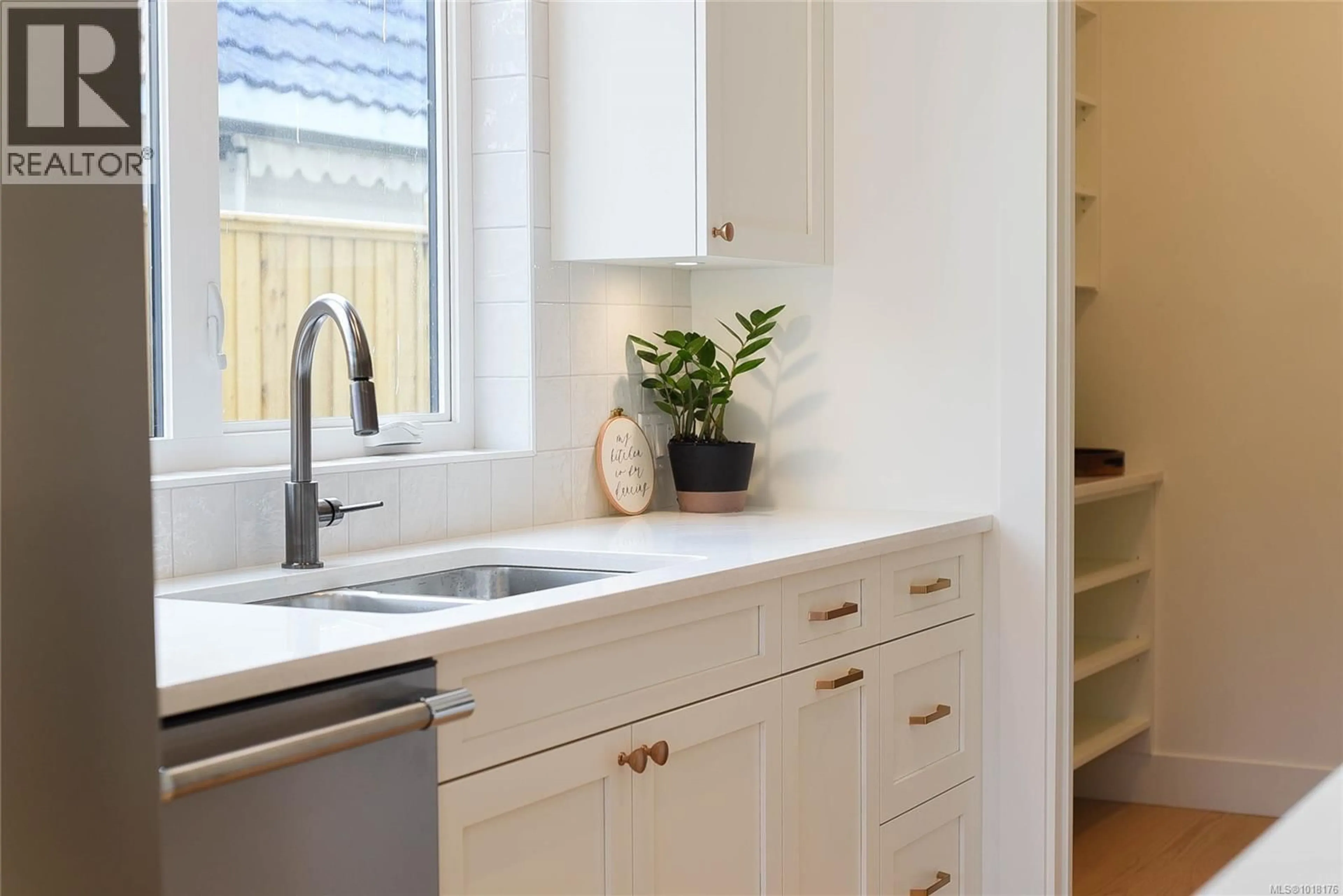 Contemporary kitchen, unknown for 318 WILLOW STREET, Parksville British Columbia V9P1C7