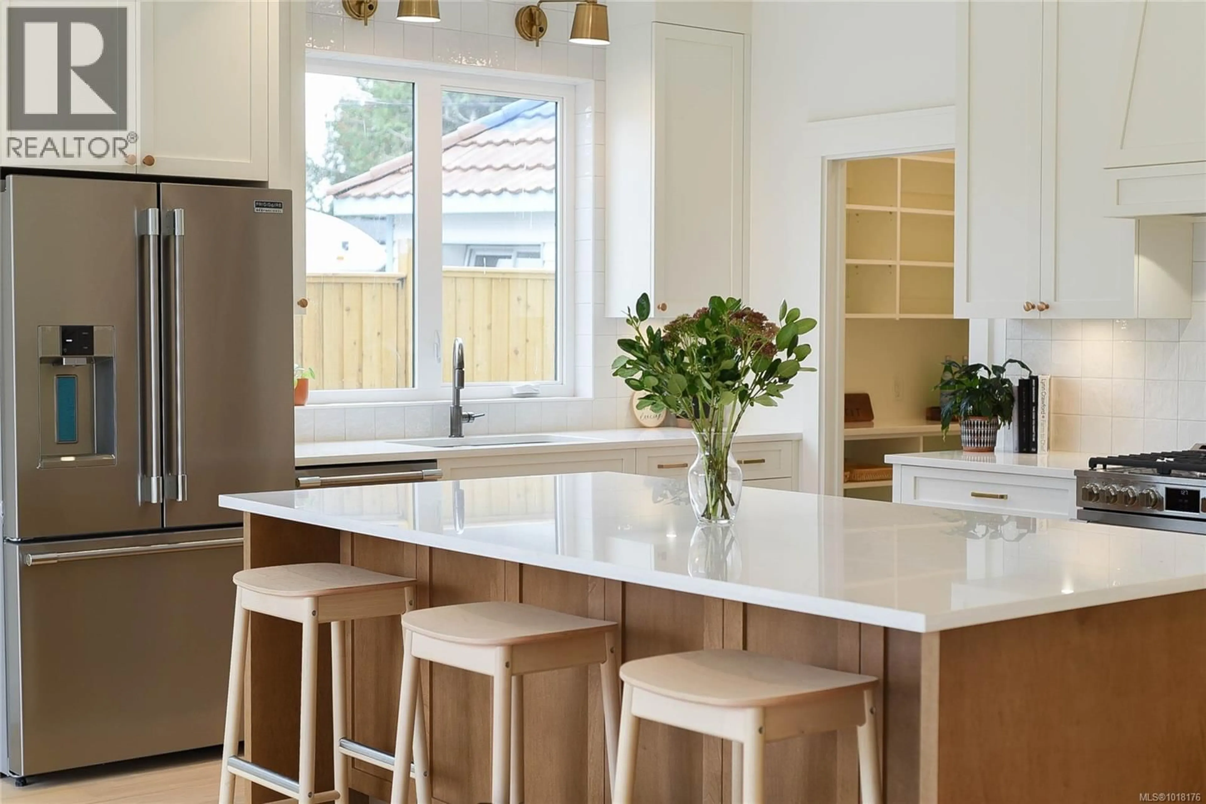 Contemporary kitchen, ceramic/tile floor for 318 WILLOW STREET, Parksville British Columbia V9P1C7