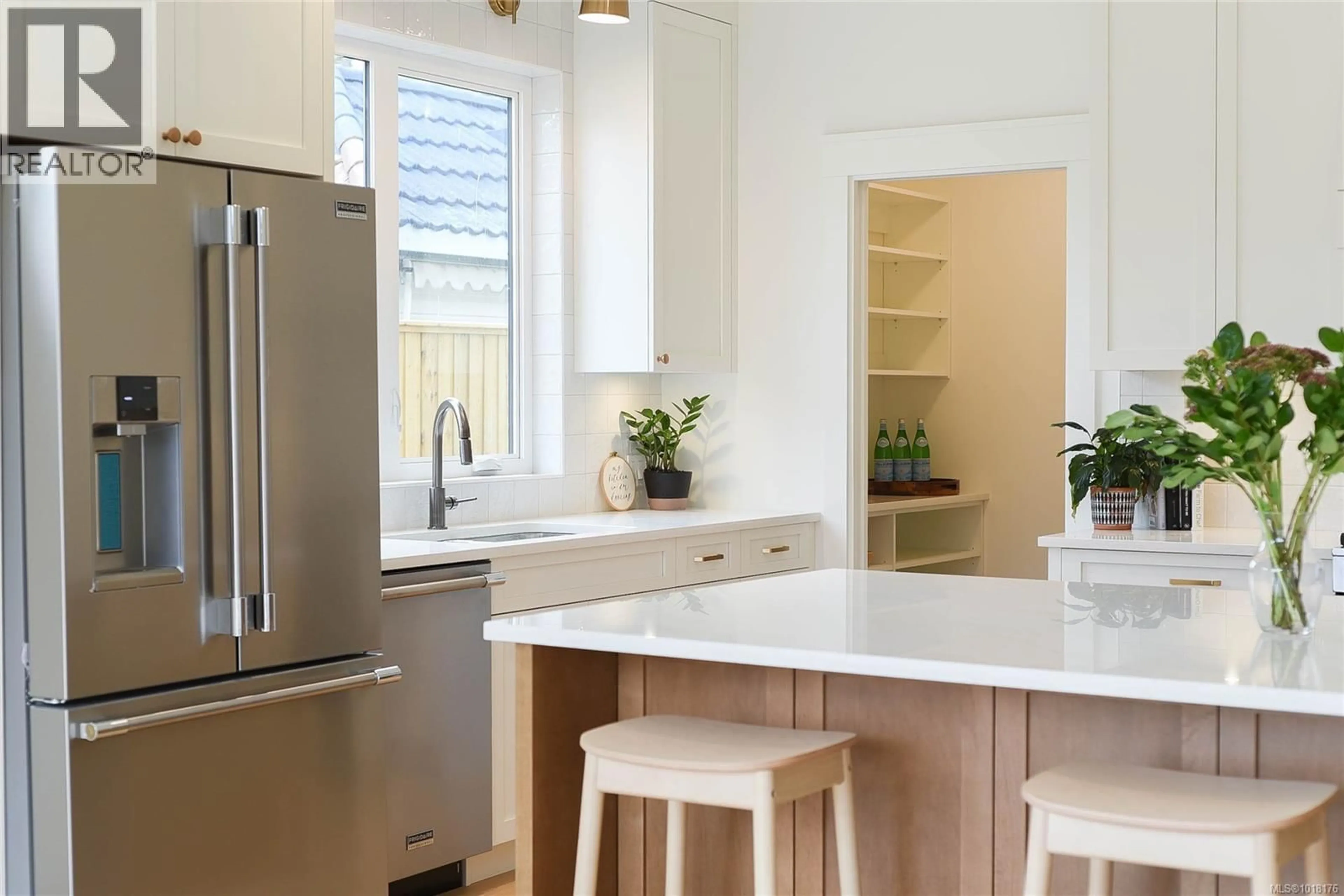 Contemporary kitchen, ceramic/tile floor for 318 WILLOW STREET, Parksville British Columbia V9P1C7