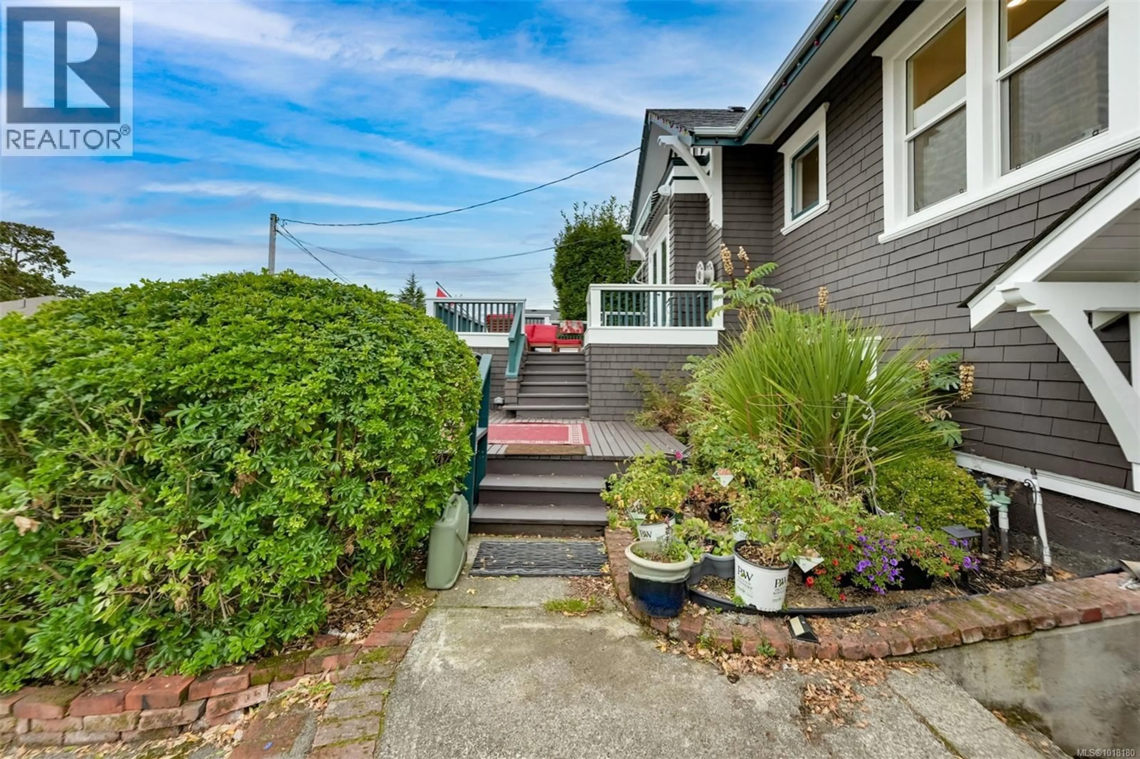 Patio, street for 3291 CEDAR HILL ROAD, Saanich British Columbia V8P3Y5