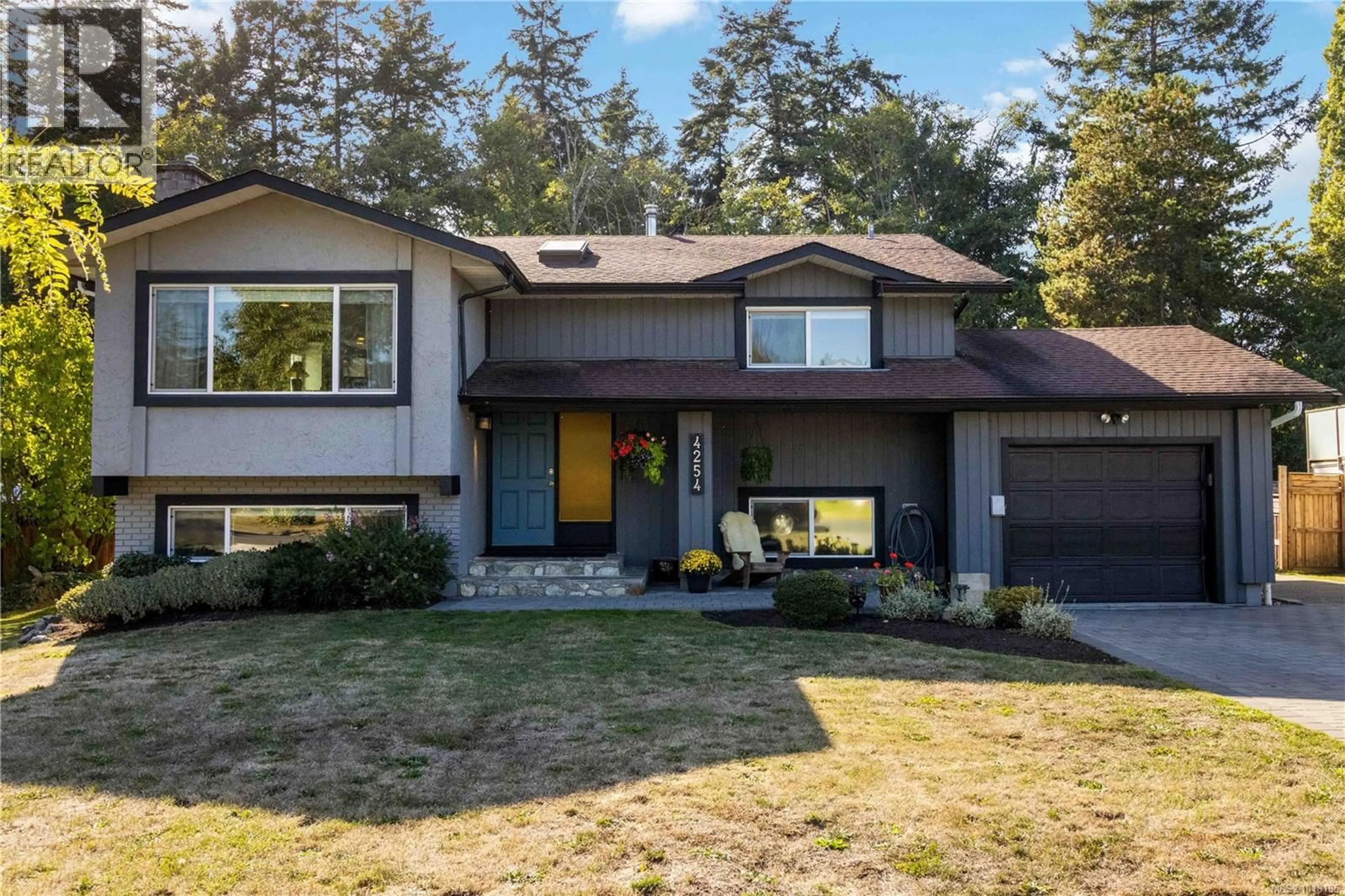 Home with vinyl exterior material, street for 4254 EASTRIDGE CRESCENT, Saanich British Columbia V8Z6B6
