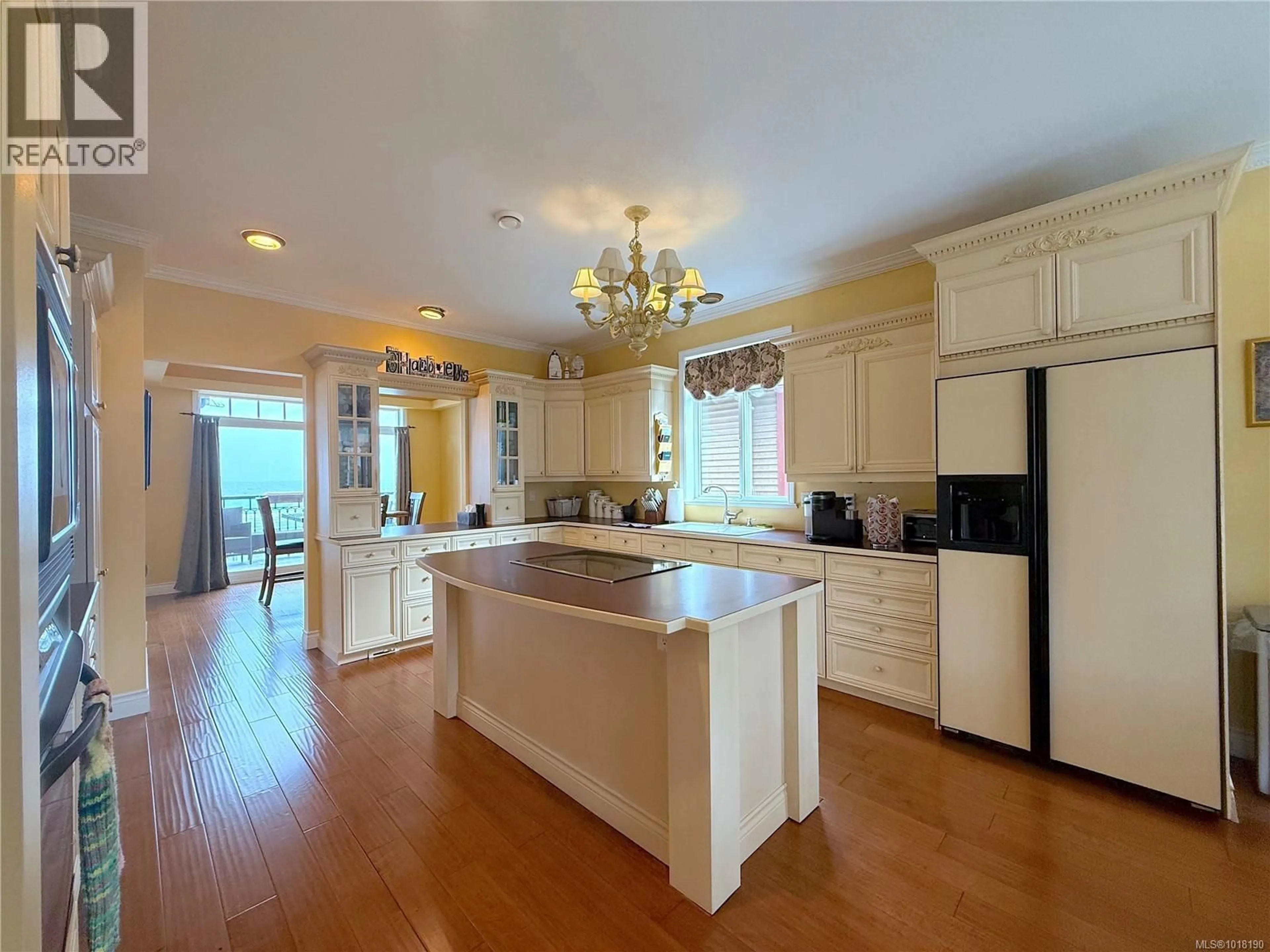 Open concept kitchen, ceramic/tile floor for 3264 ISLAND HIGHWAY SOUTH, Campbell River British Columbia V9W1C9