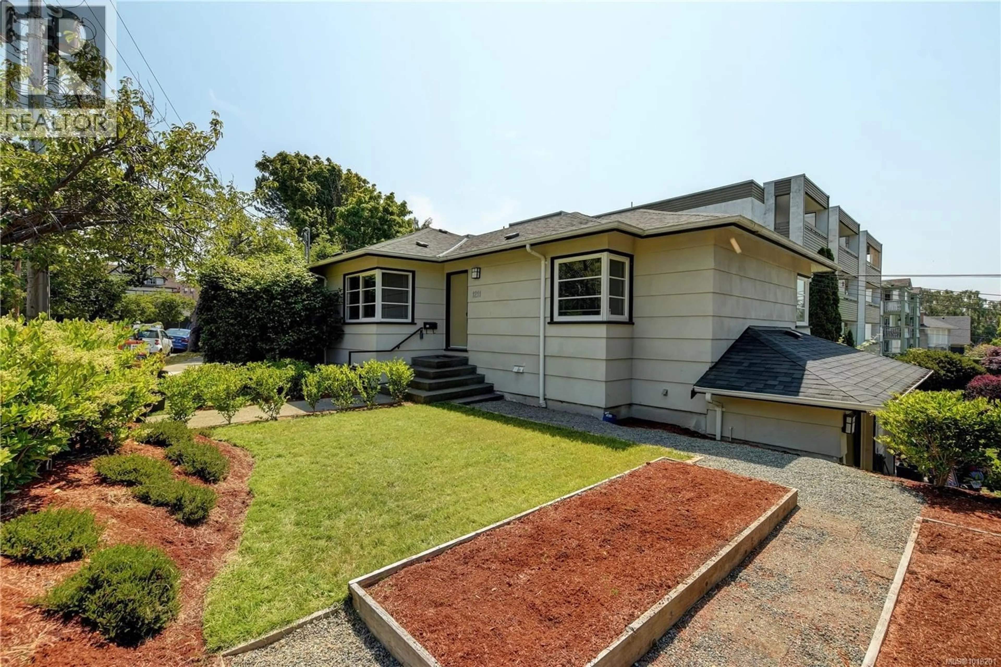 Home with vinyl exterior material, water/lake/river/ocean view for 1211 FAIRFIELD ROAD, Victoria British Columbia V8V3B3