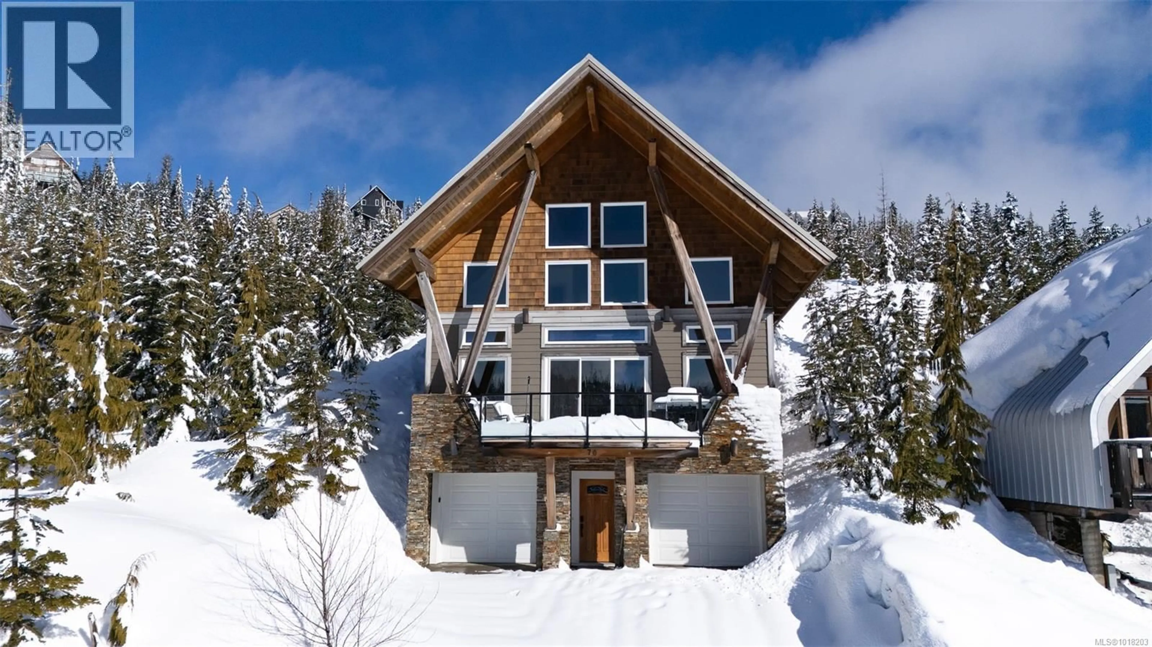 Indoor foyer for 570 ARROWSMITH RIDGE, Courtenay British Columbia V9J1L0