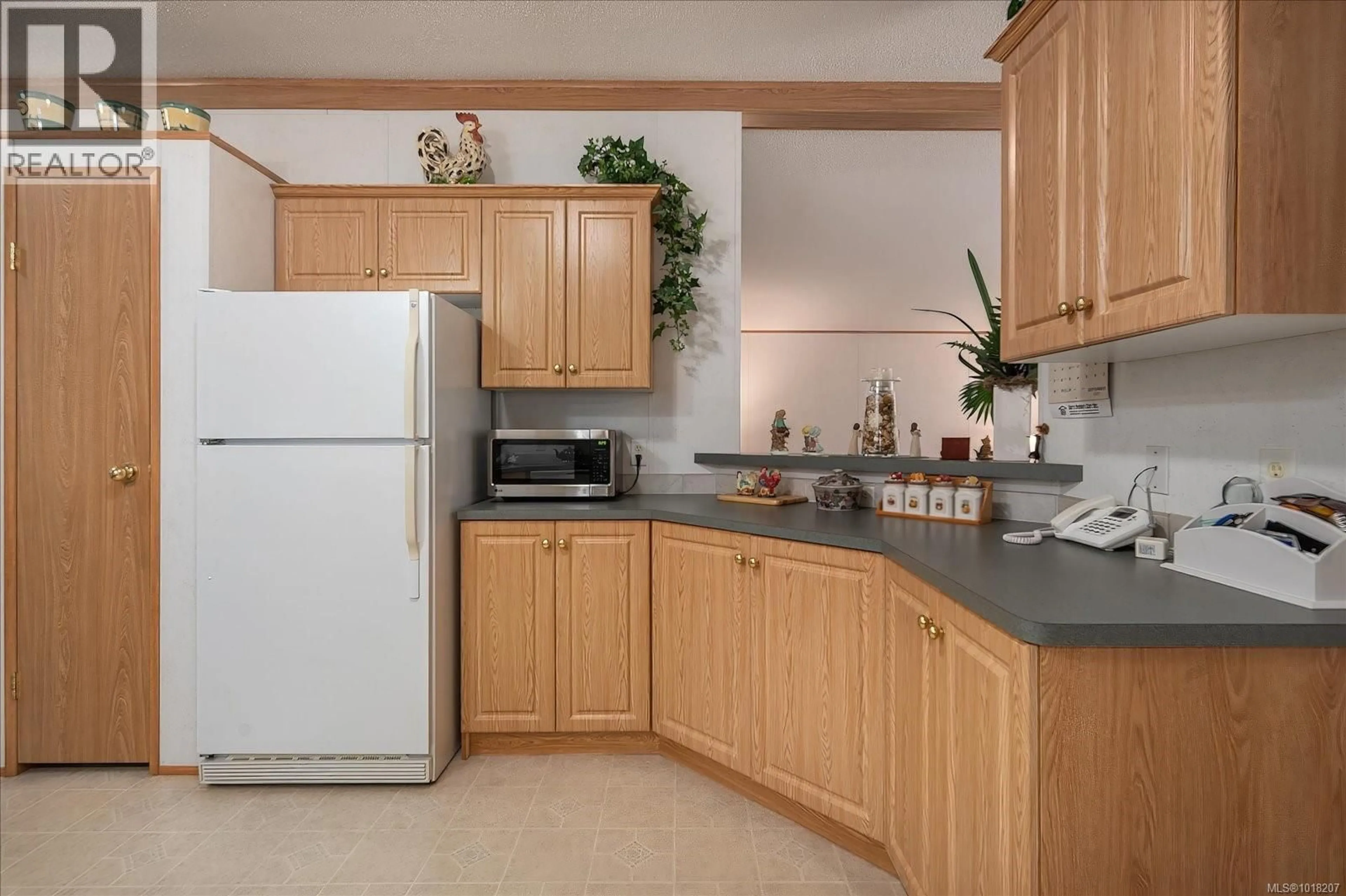 Standard kitchen, ceramic/tile floor for 20 - 1247 ARBUTUS ROAD, Parksville British Columbia V9P1R3