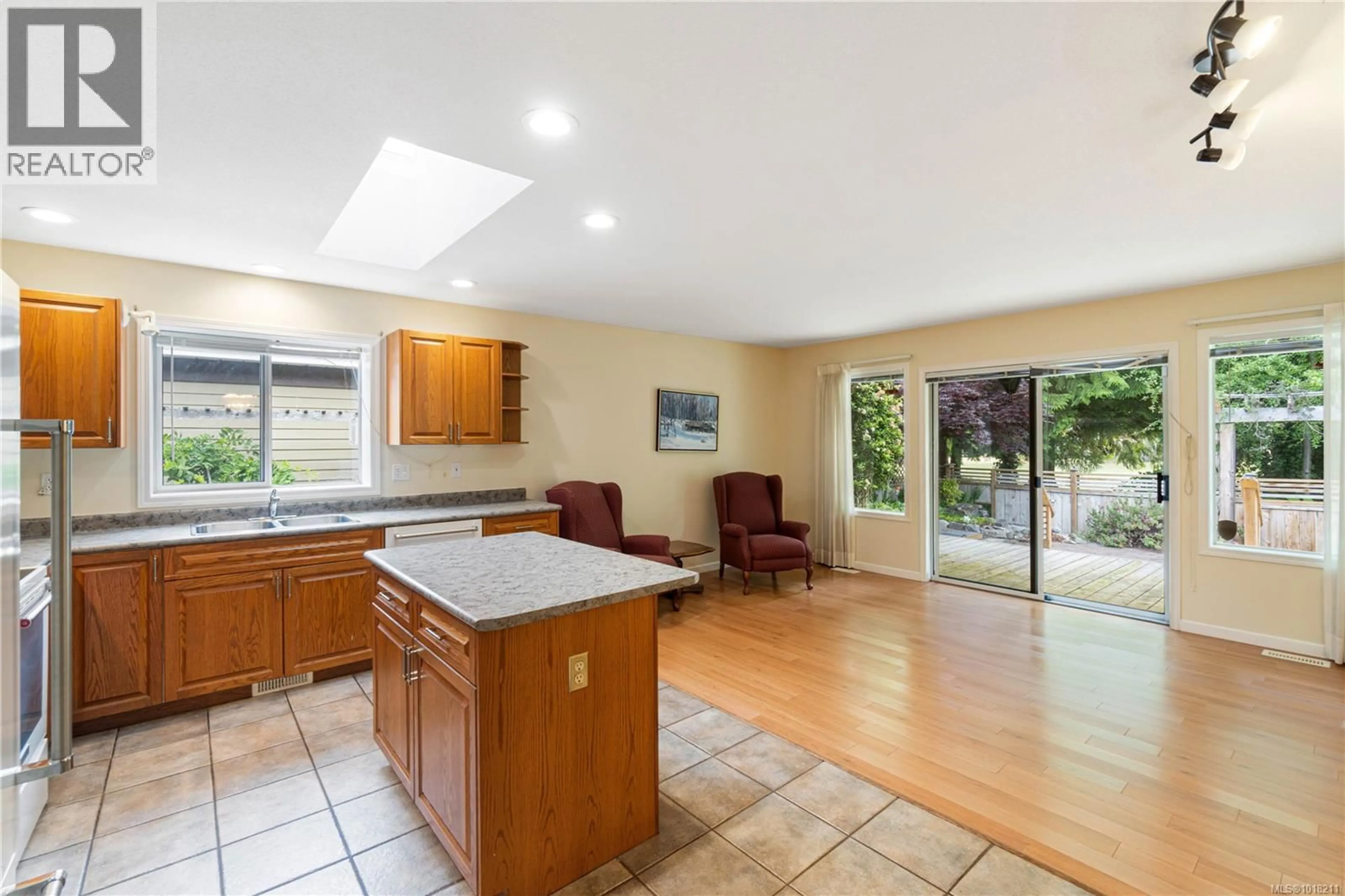 Open concept kitchen, ceramic/tile floor for 515 SEAWARD WAY, Qualicum Beach British Columbia V9K1T8