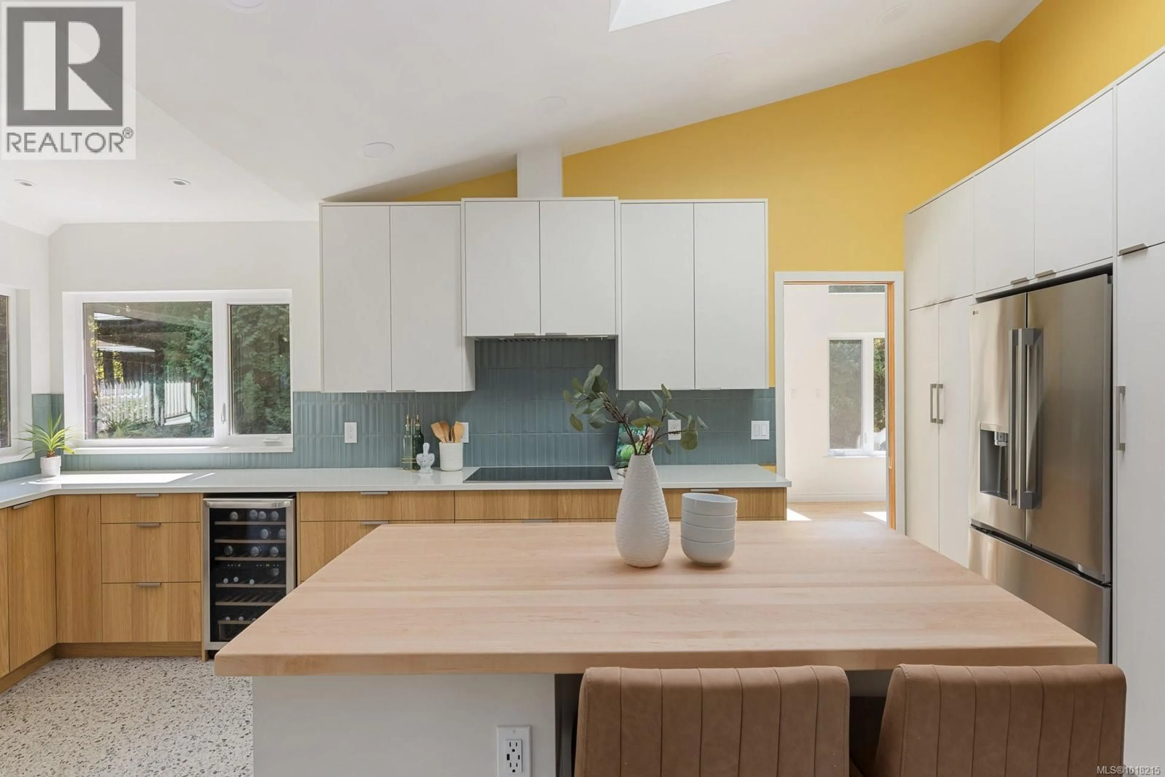 Contemporary kitchen, unknown for 2693 MACDONALD DRIVE EAST, Saanich British Columbia V8N1Y1