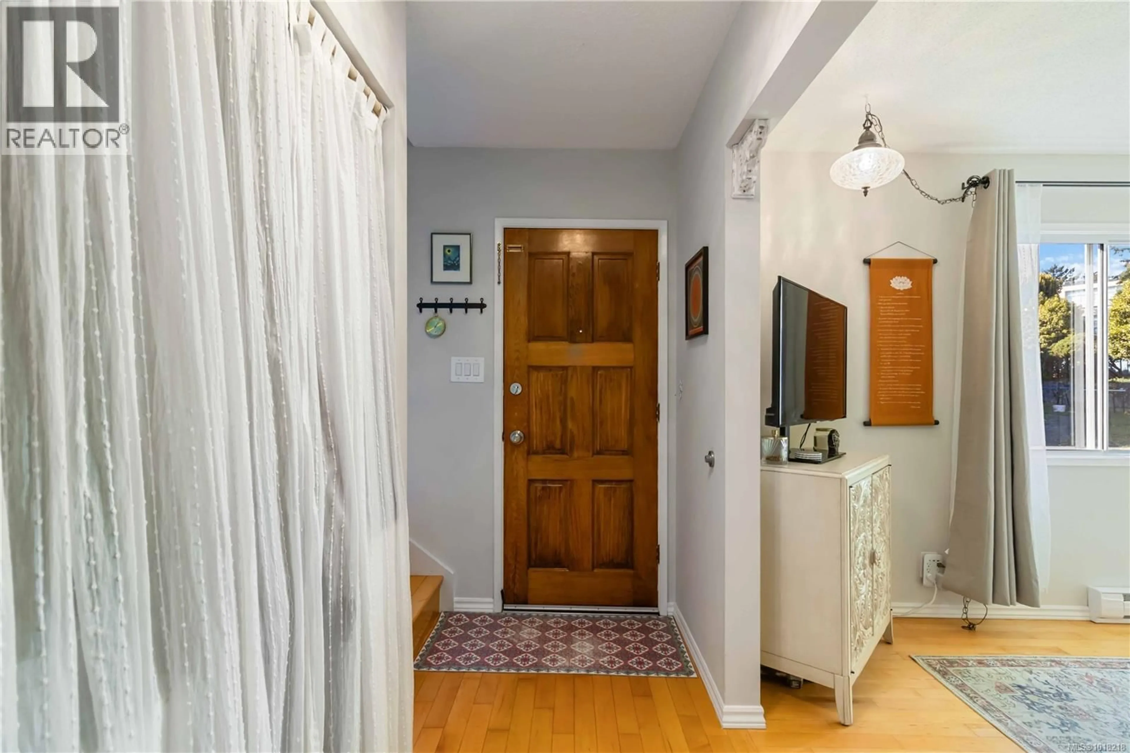 Indoor entryway for 942 MARKET STREET, Victoria British Columbia V8W3R8