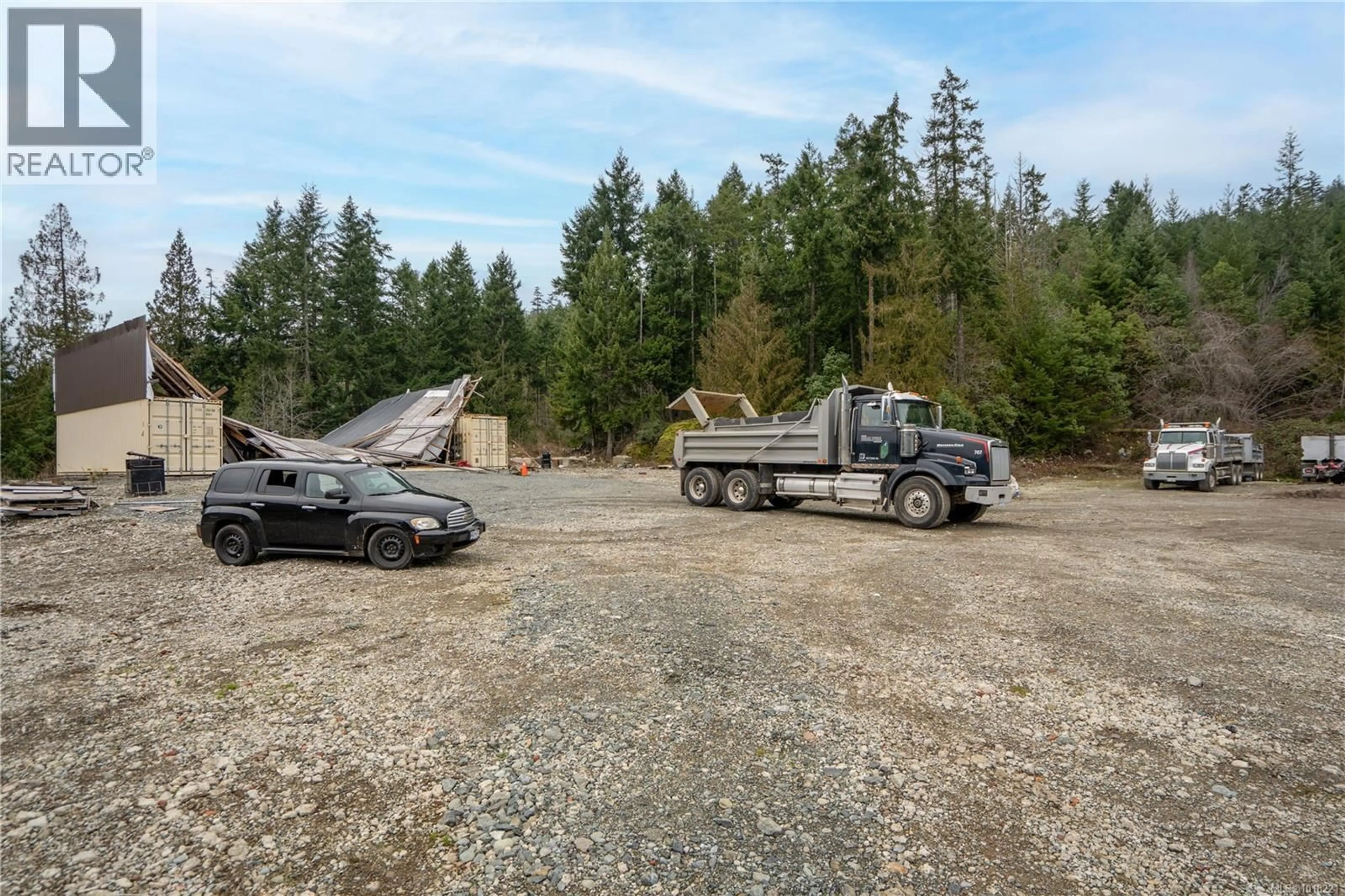 Parking for 687-689 SHAWNIGAN LAKE ROAD, Shawnigan Lake British Columbia V0R2L0