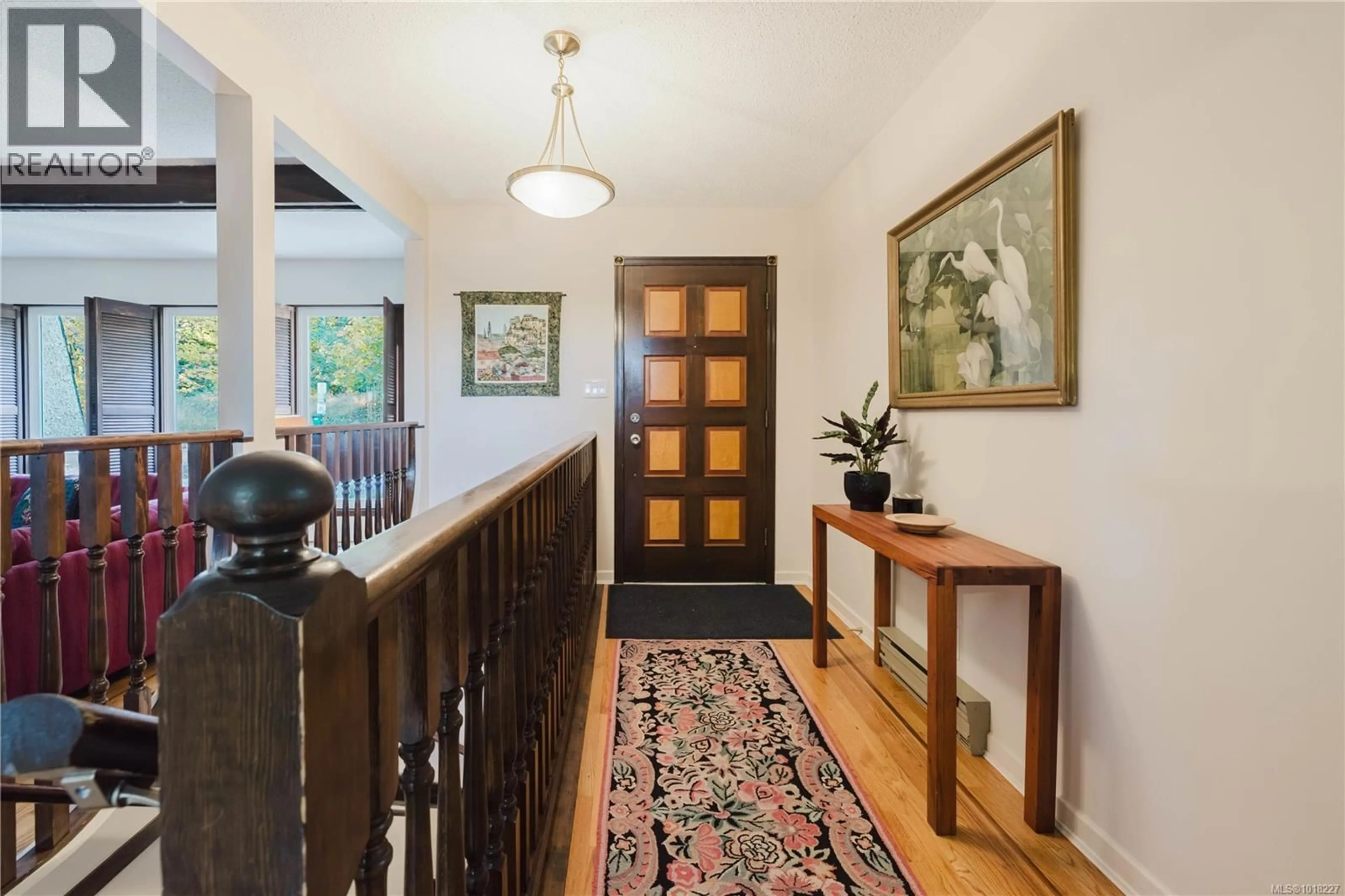 Indoor foyer for 4353 CEDAR HILL ROAD, Saanich British Columbia V8N5L8