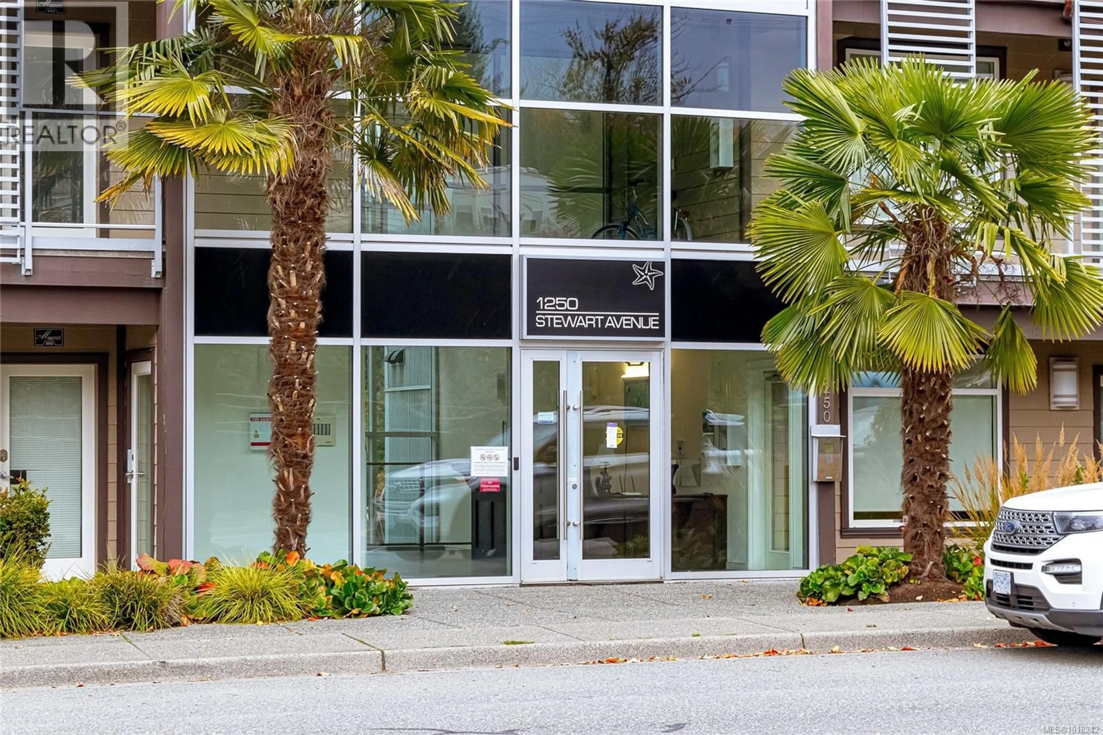 Indoor foyer for 401 - 1250 STEWART AVENUE, Nanaimo British Columbia V9S4C9