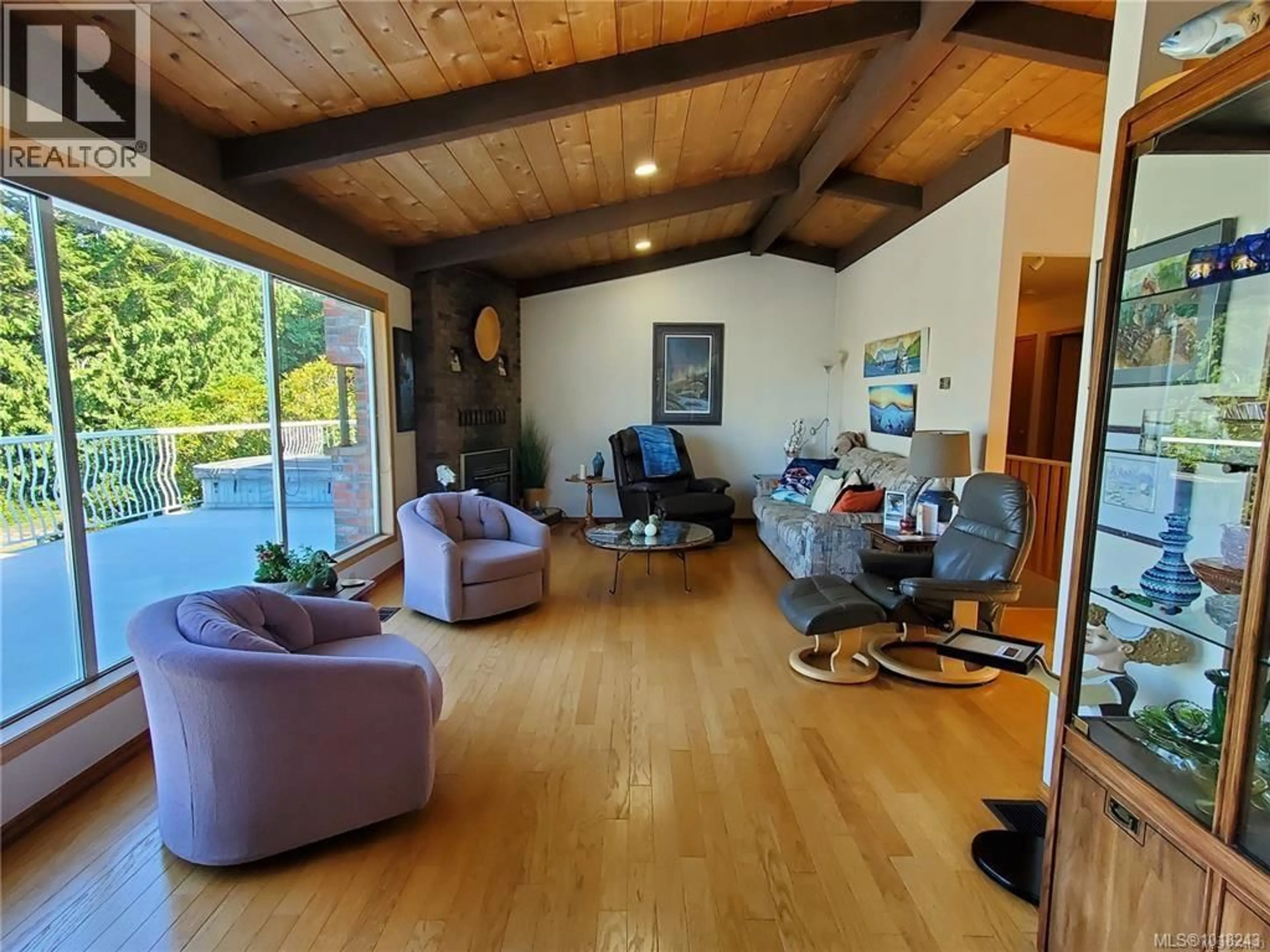 Living room with furniture, wood/laminate floor for 270 CEDAR STREET, Tofino British Columbia V0R2Z0