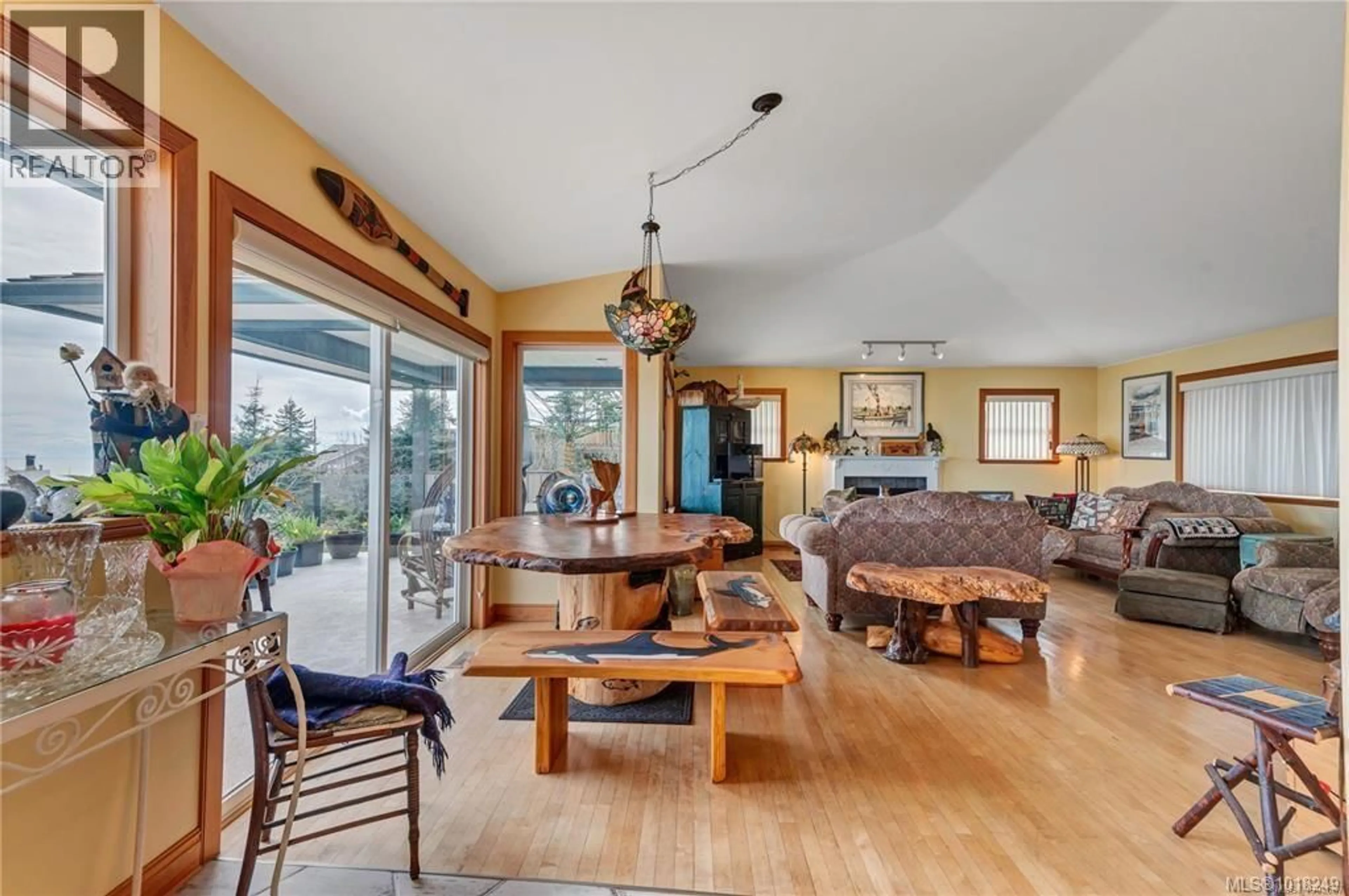 Living room with furniture, wood/laminate floor for 253 ALDER STREET SOUTH, Campbell River British Columbia V9W2M9