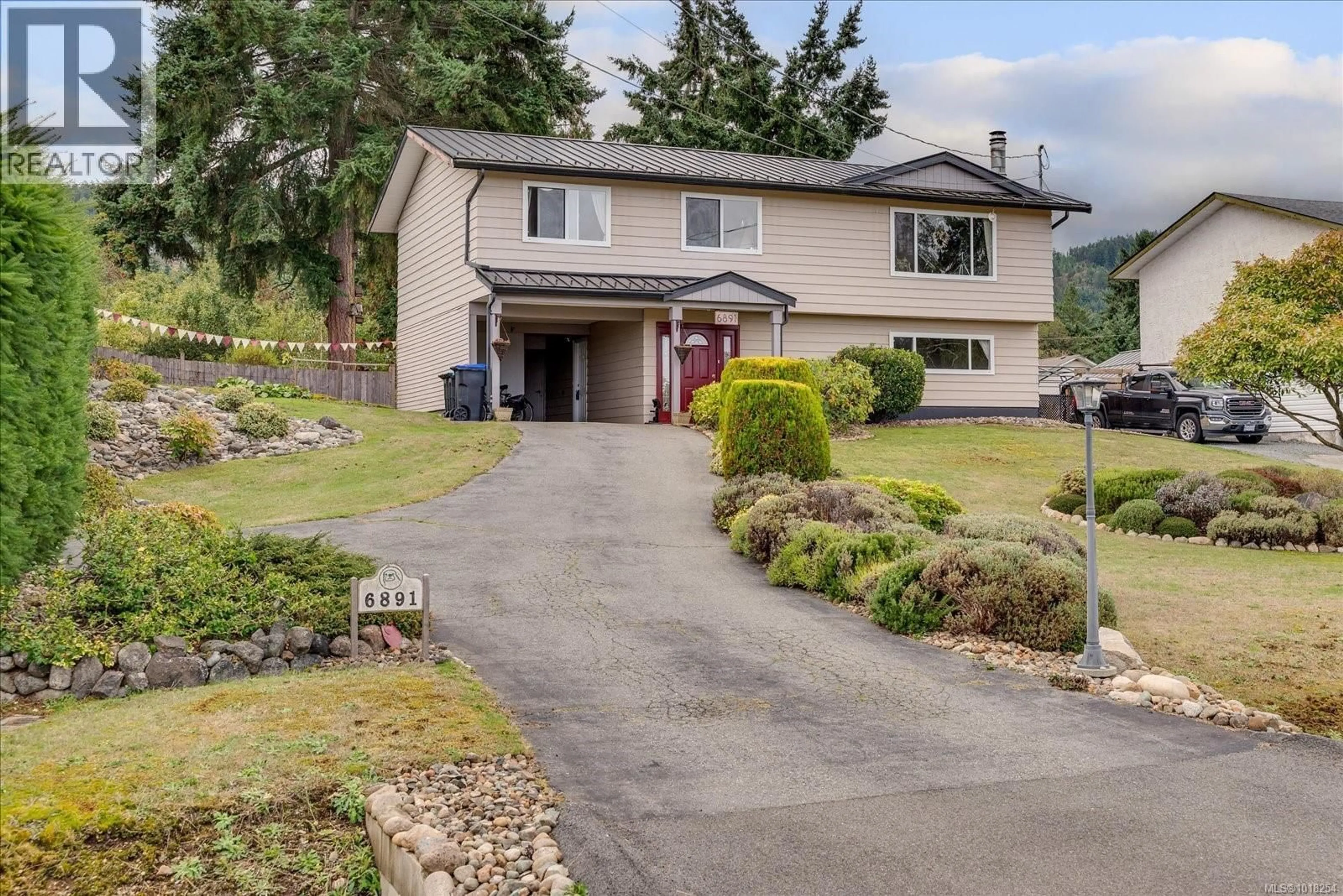 Home with vinyl exterior material, street for 6891 HARWOOD DRIVE, Lantzville British Columbia V0R2H0