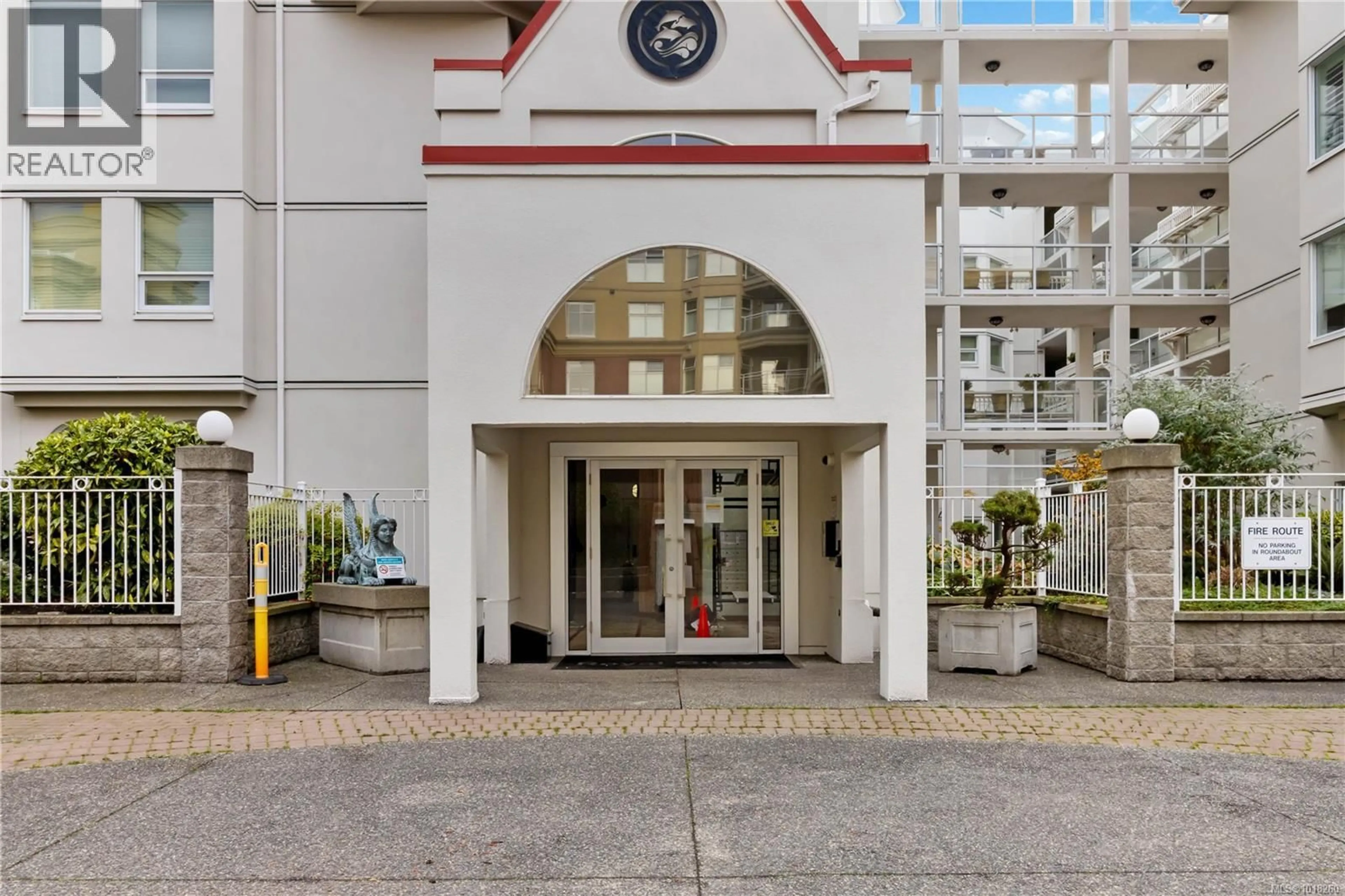 Indoor foyer for 405 - 11 COOPERAGE PLACE, Victoria British Columbia V9A7J9