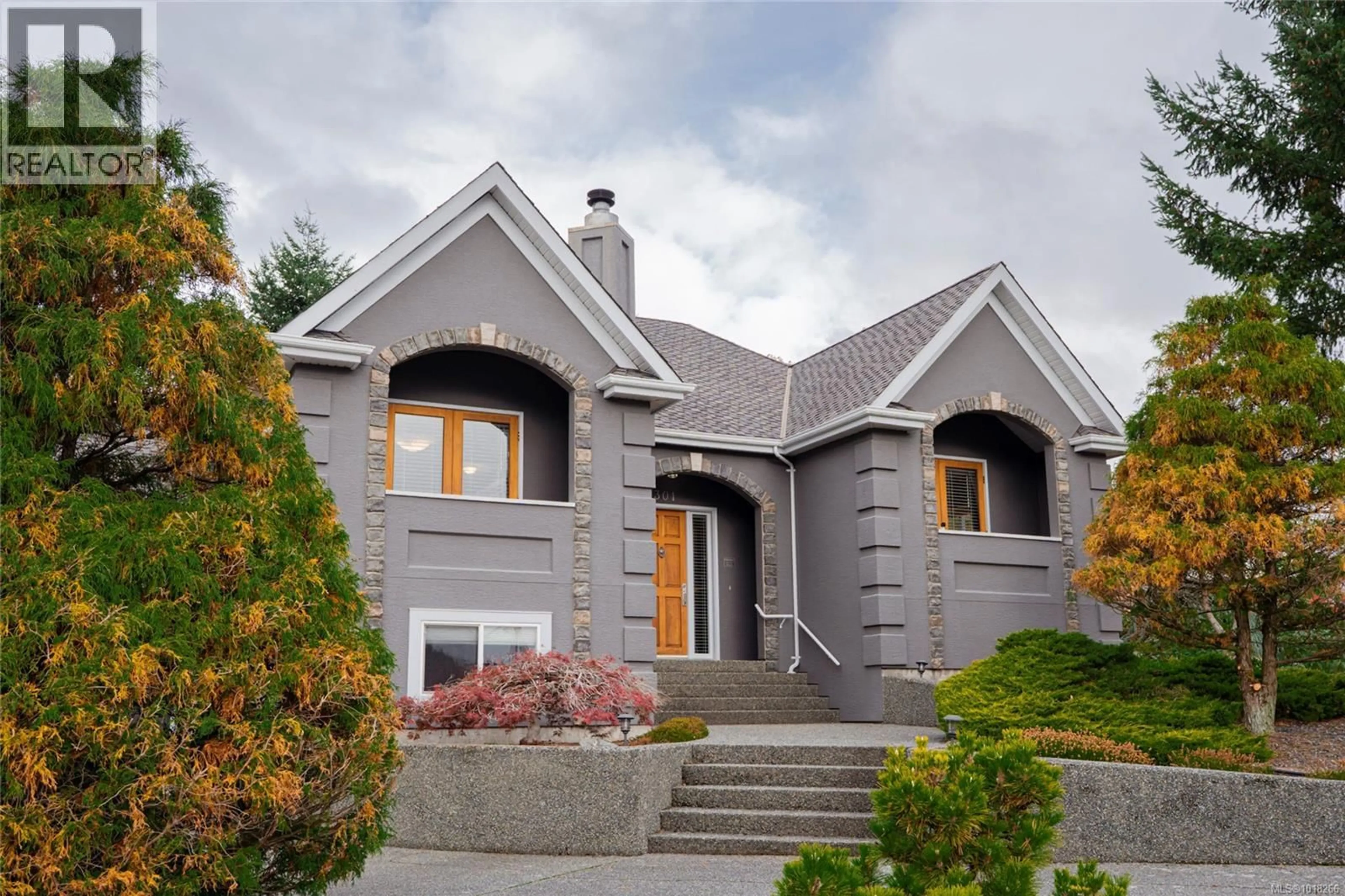 Home with vinyl exterior material, street for 301 MOUNT ROYAL PLACE, Nanaimo British Columbia V9R6A4