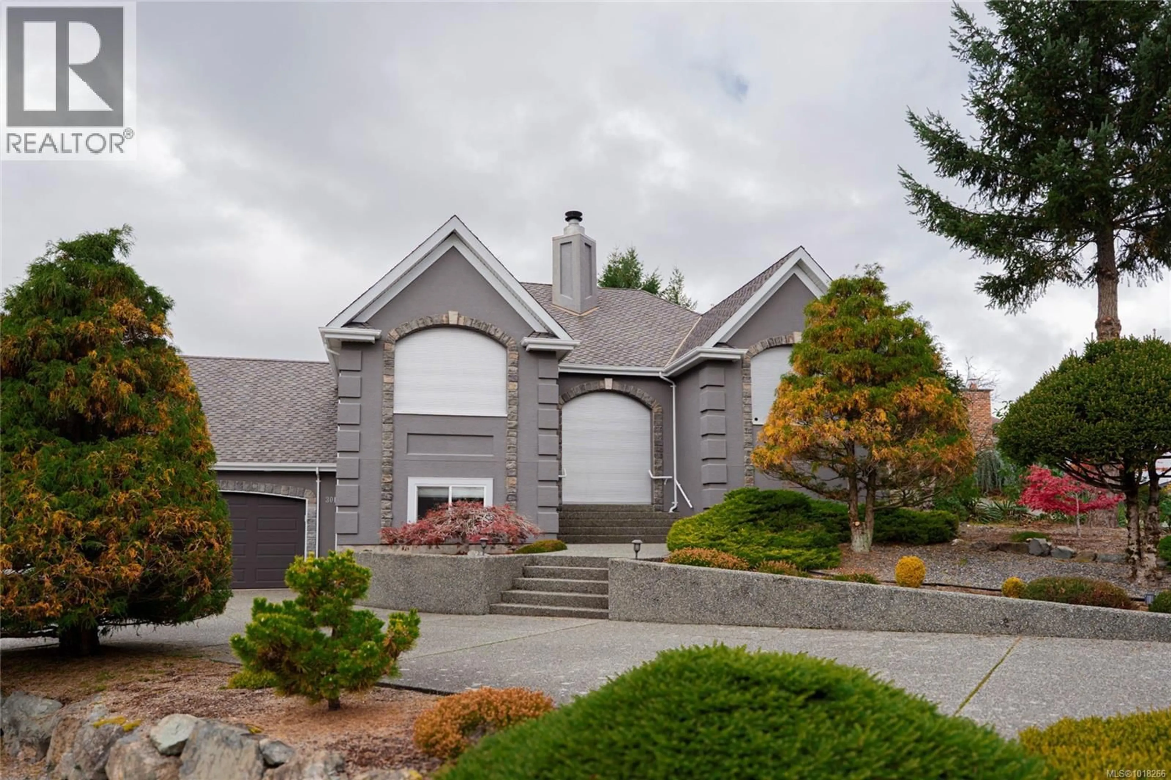 Home with vinyl exterior material, street for 301 MOUNT ROYAL PLACE, Nanaimo British Columbia V9R6A4