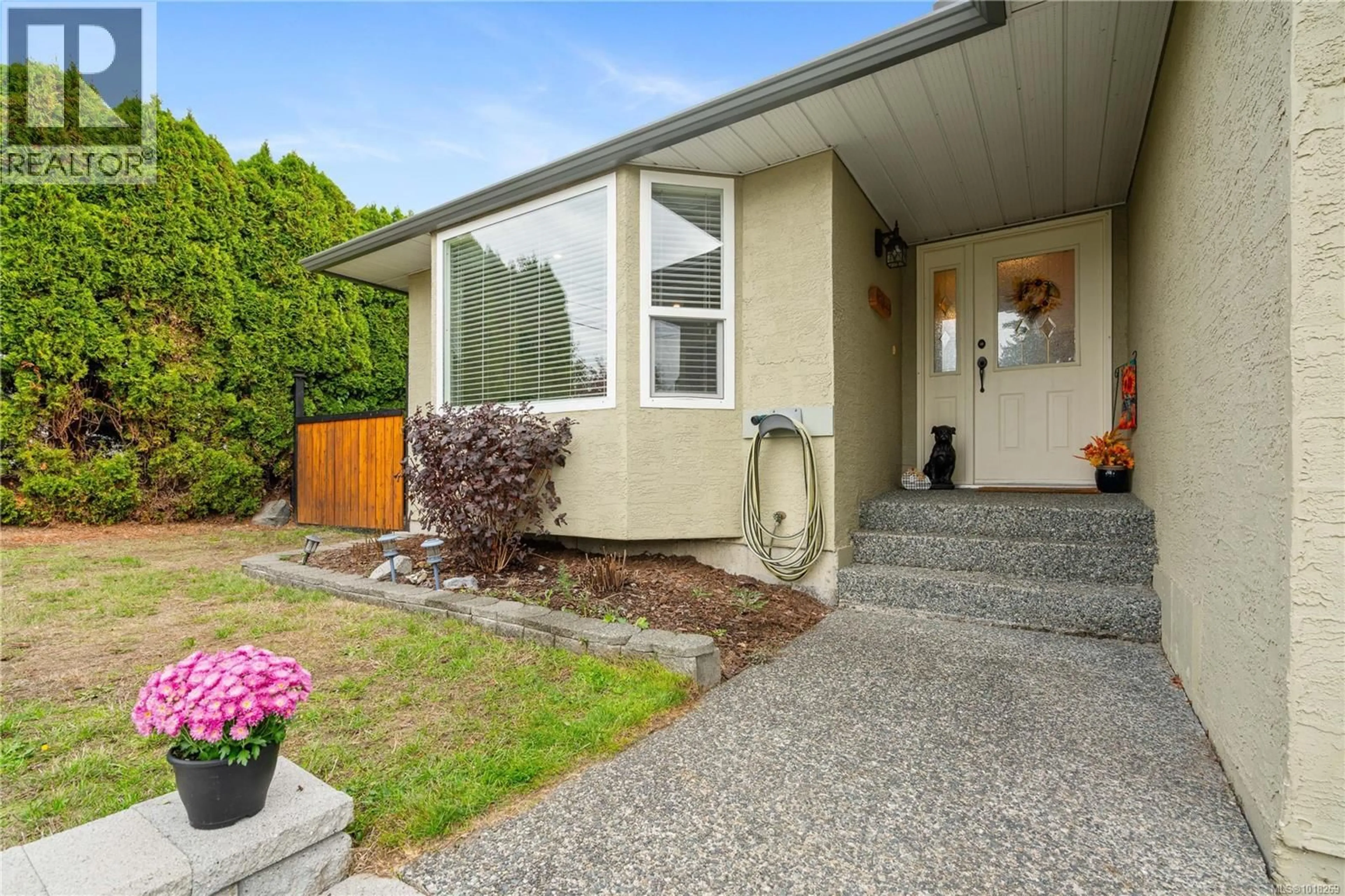 Home with vinyl exterior material, street for 753 DE FRANE COURT, Ladysmith British Columbia V9G1P1