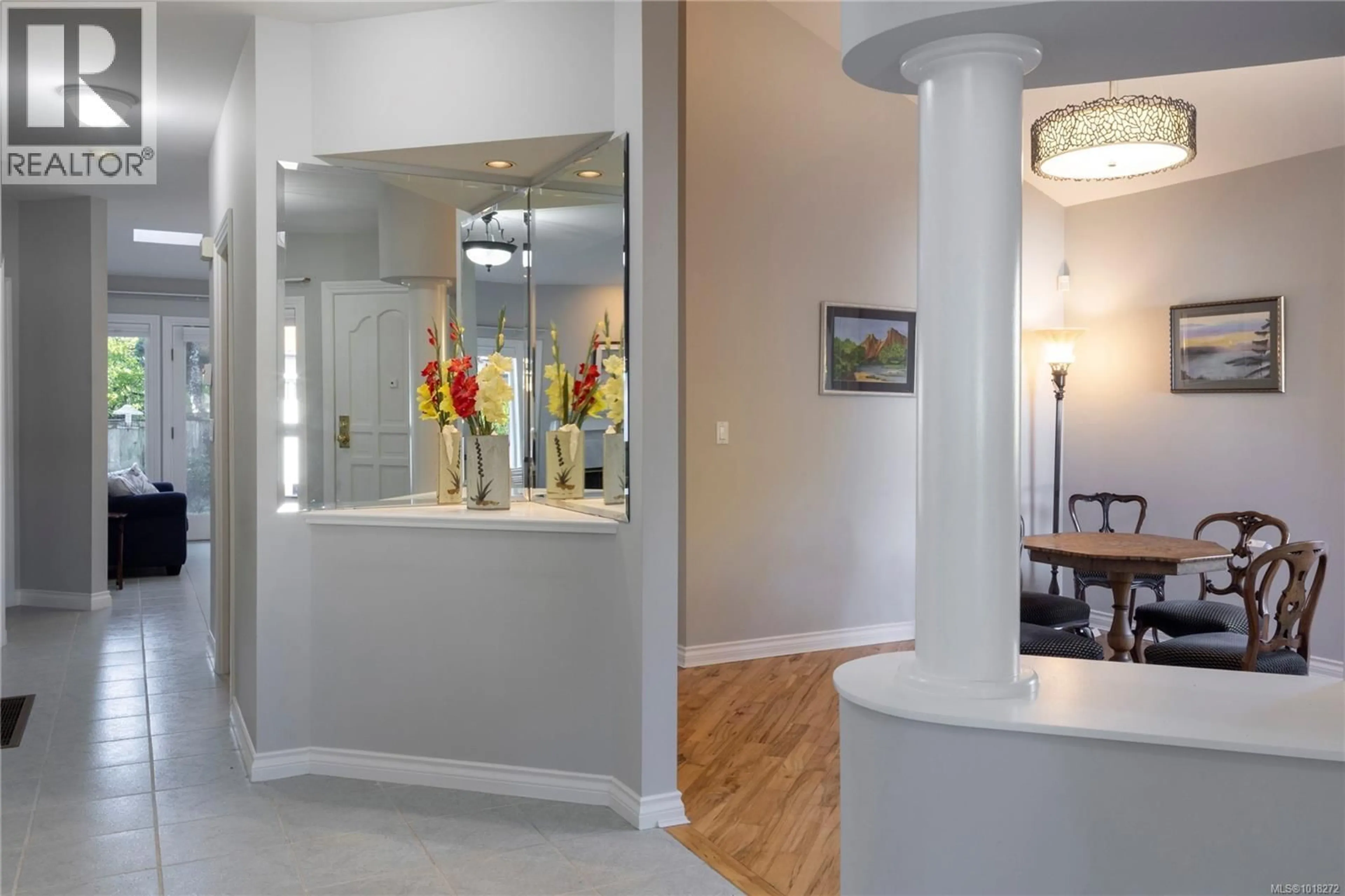 Indoor foyer for 7 - 919 PEMBERTON ROAD, Victoria British Columbia V8S3R5