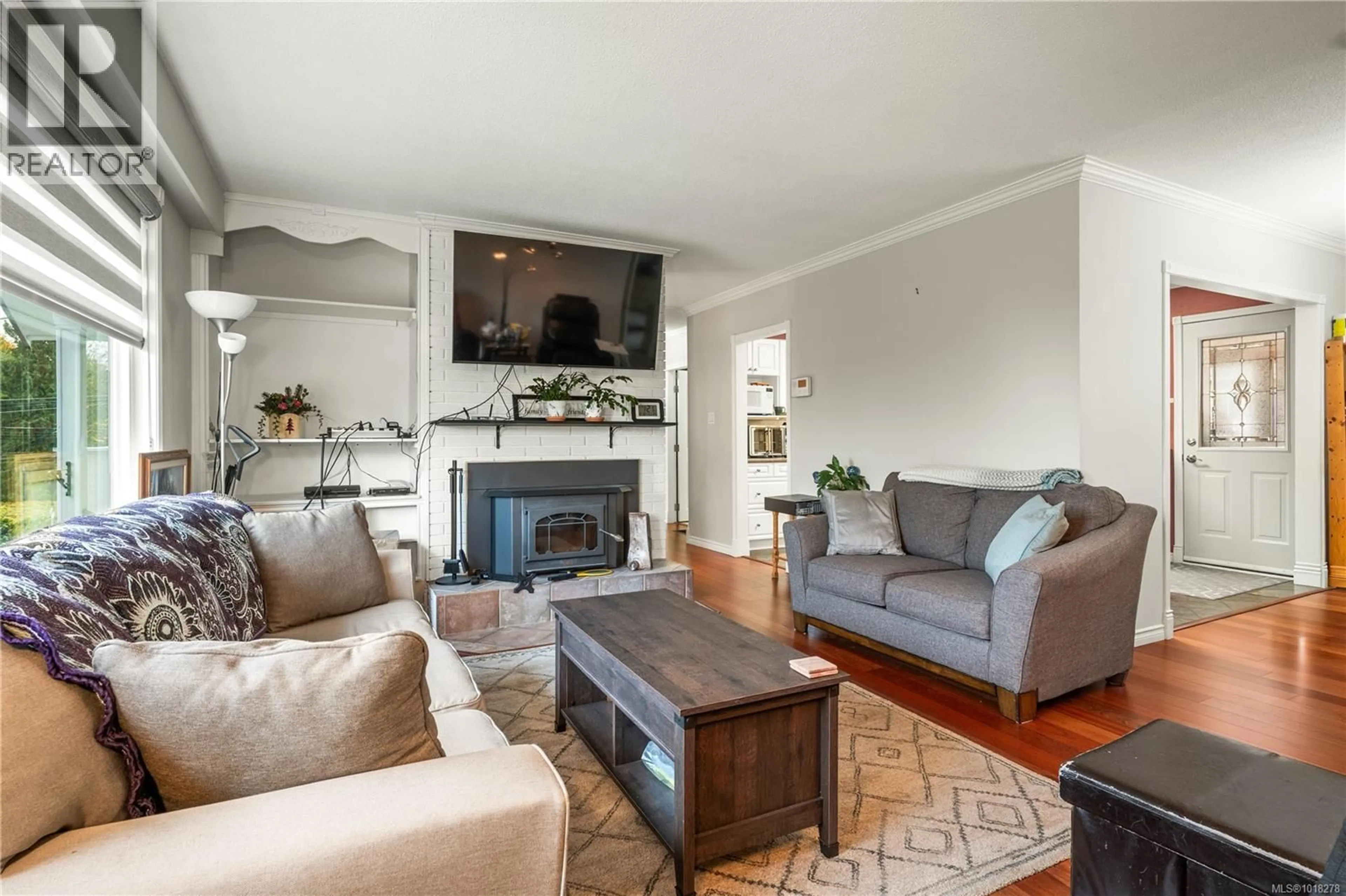 Living room with furniture, wood/laminate floor for 6081 PARKWAY DRIVE, Nanaimo British Columbia V9V1G2
