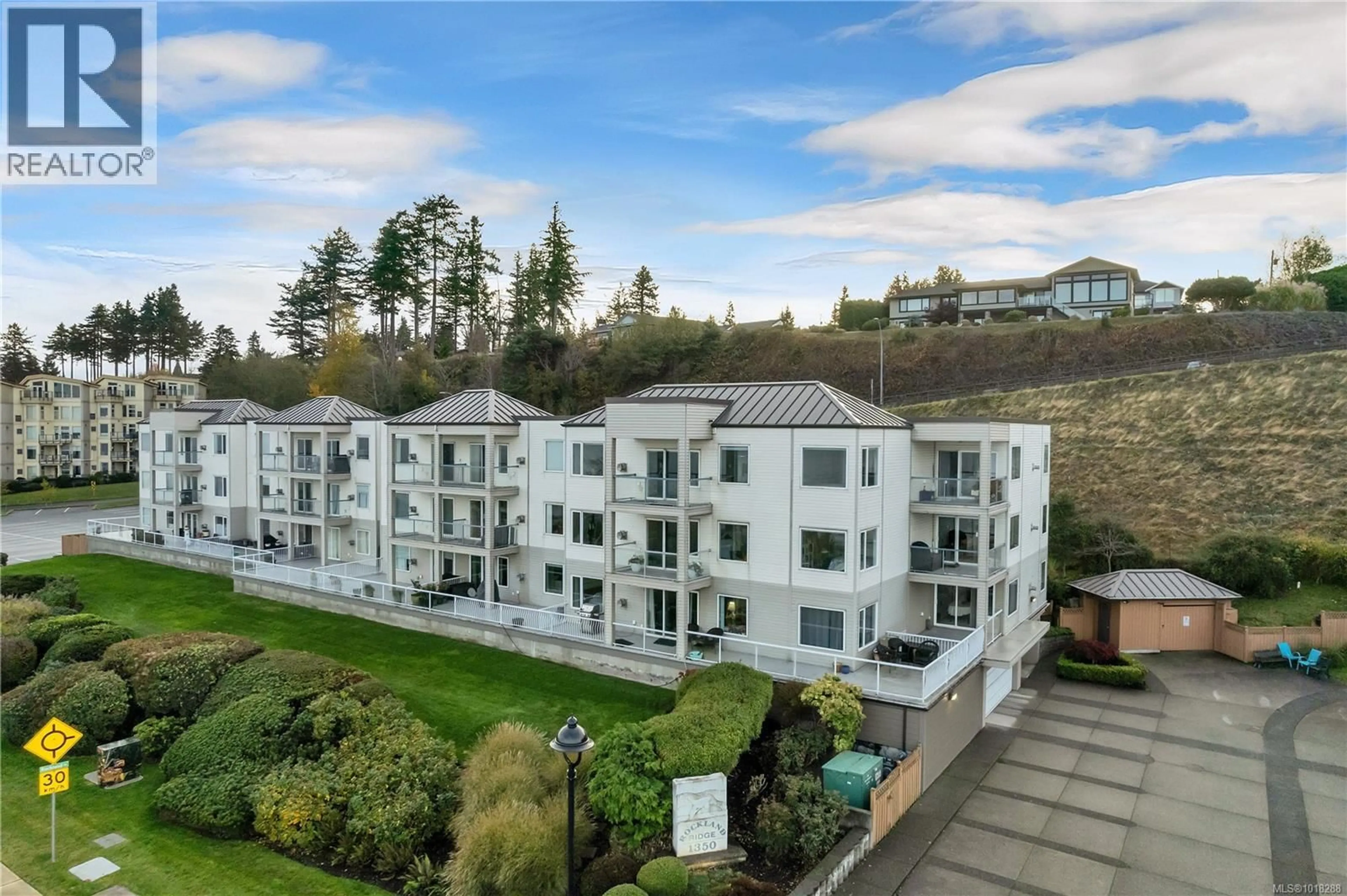 A pic from outside/outdoor area/front of a property/back of a property/a pic from drone, mountain view for 304 - 1350 ISLAND HIGHWAY SOUTH, Campbell River British Columbia V9W1B7