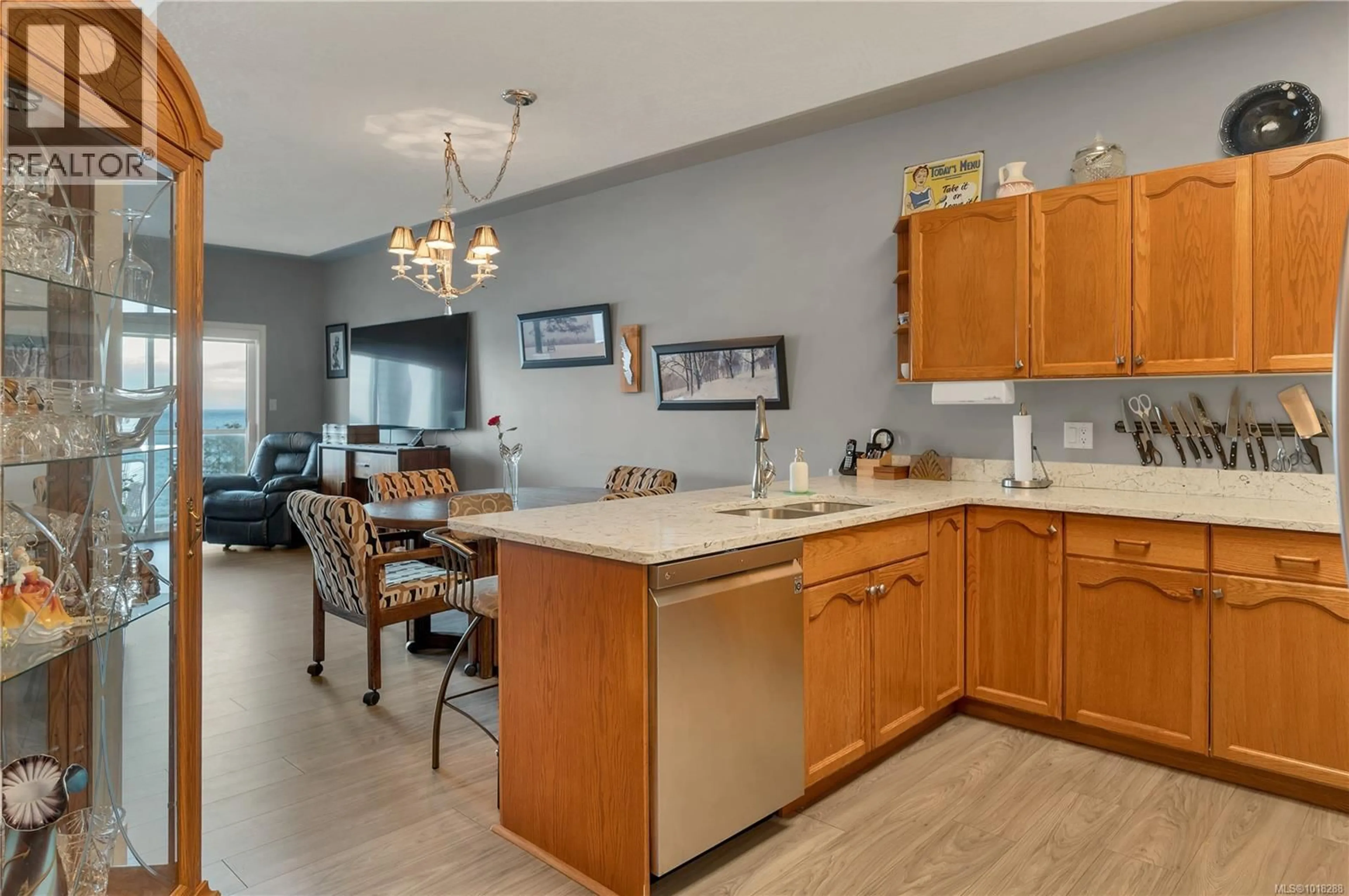 Open concept kitchen, unknown for 304 - 1350 ISLAND HIGHWAY SOUTH, Campbell River British Columbia V9W1B7
