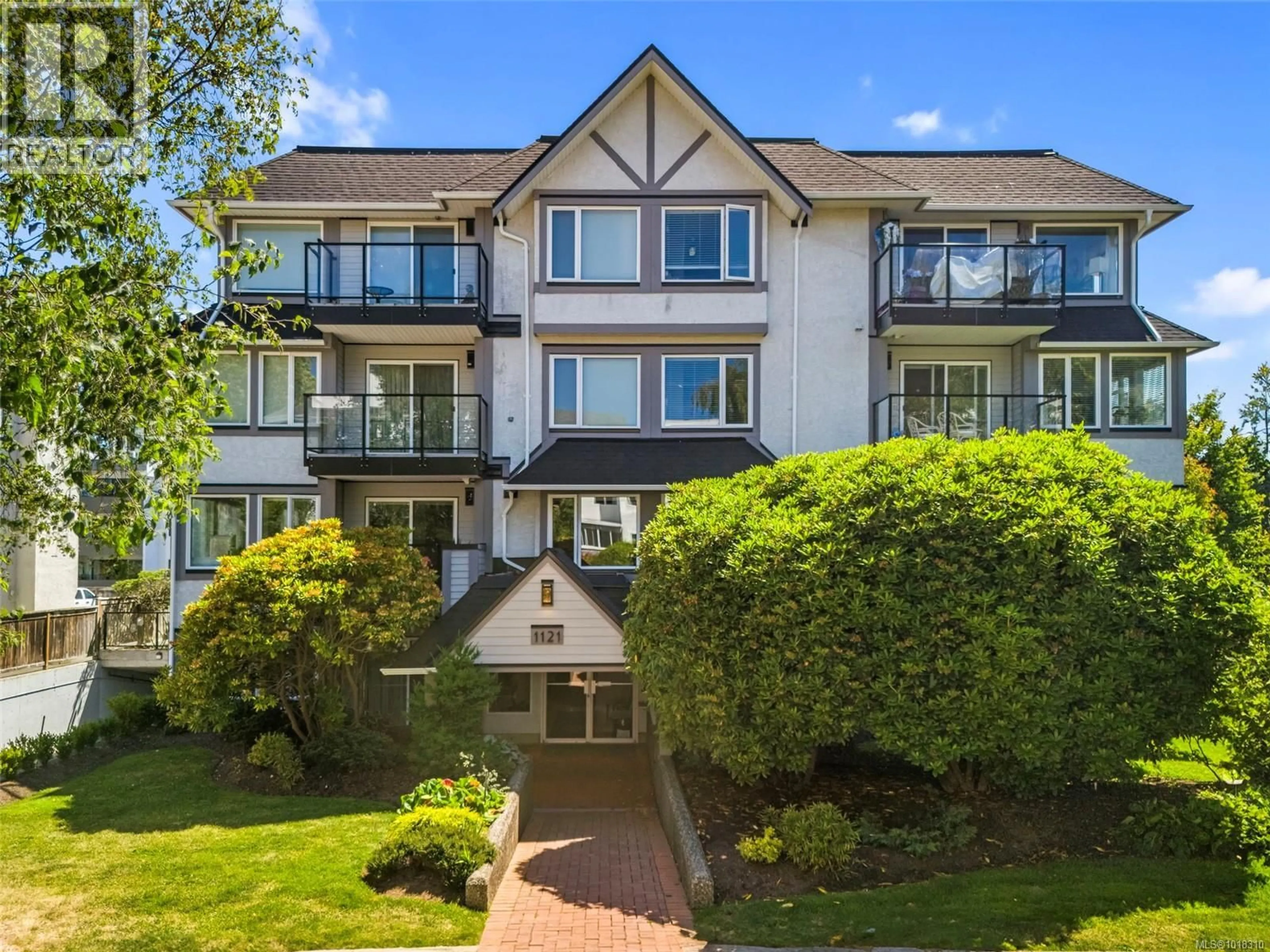 A pic from outside/outdoor area/front of a property/back of a property/a pic from drone, water/lake/river/ocean view for 402 - 1121 OSCAR STREET, Victoria British Columbia V8V2X3