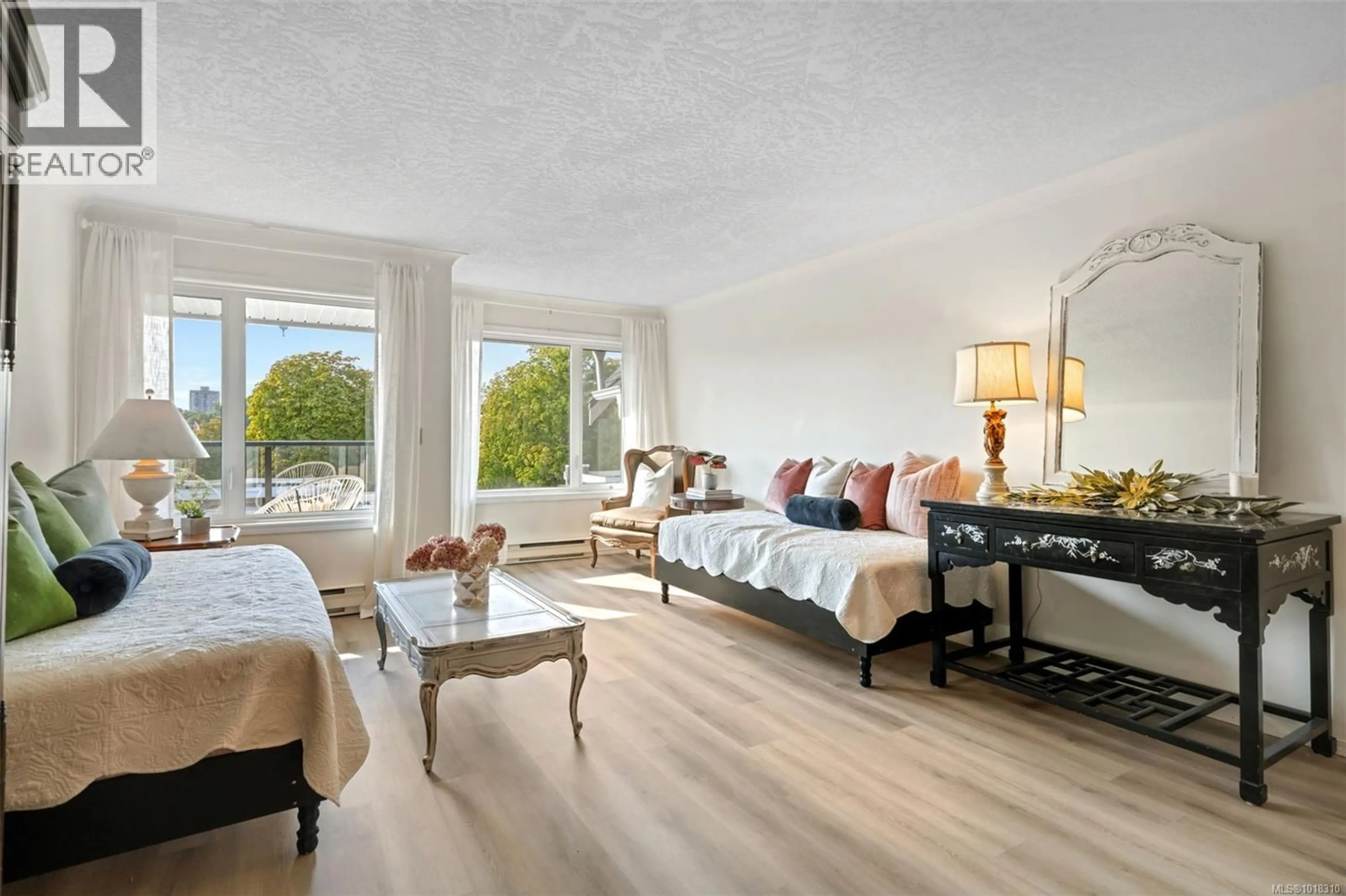 Living room with furniture, wood/laminate floor for 402 - 1121 OSCAR STREET, Victoria British Columbia V8V2X3