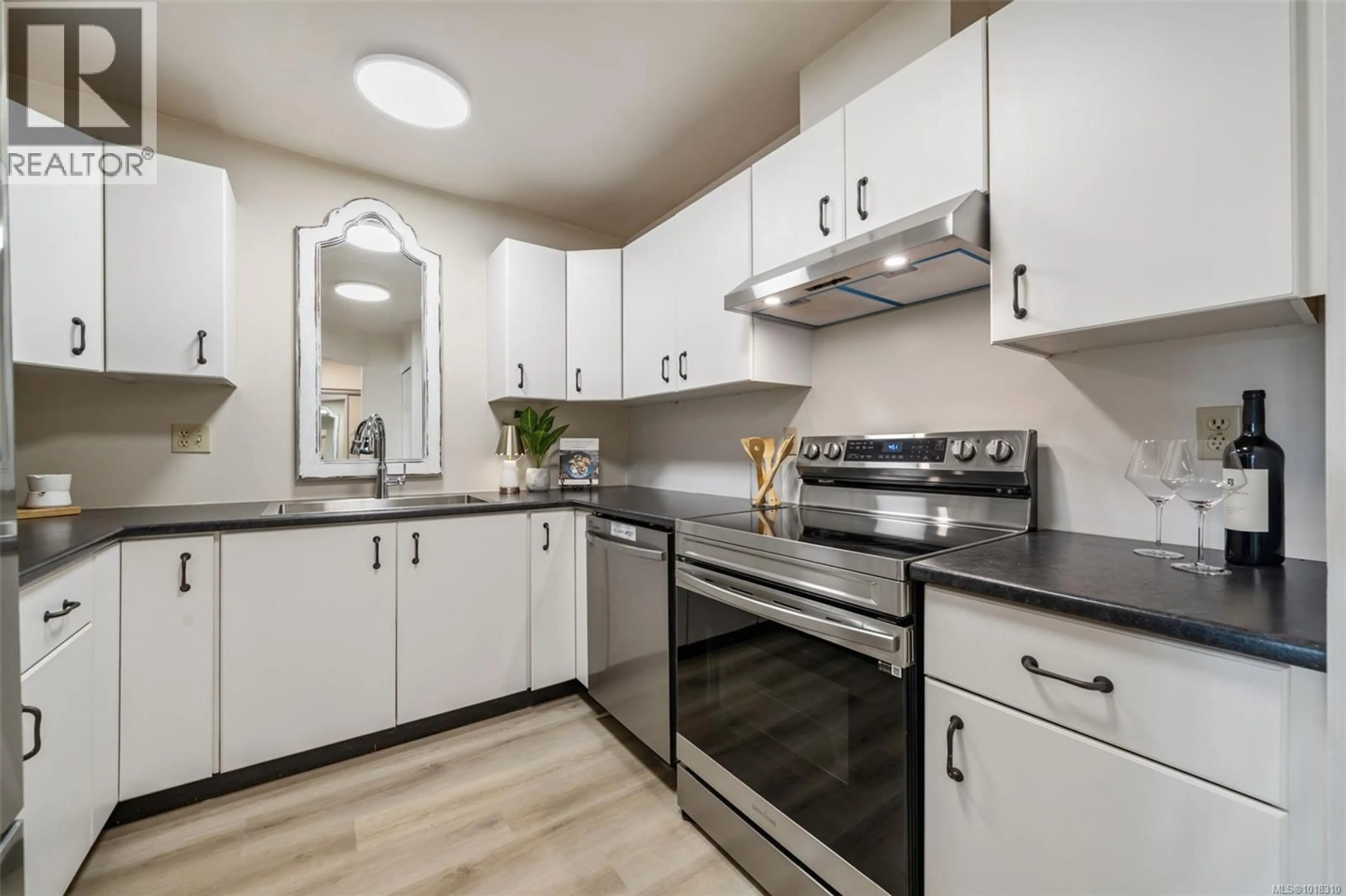 Standard kitchen, unknown for 402 - 1121 OSCAR STREET, Victoria British Columbia V8V2X3