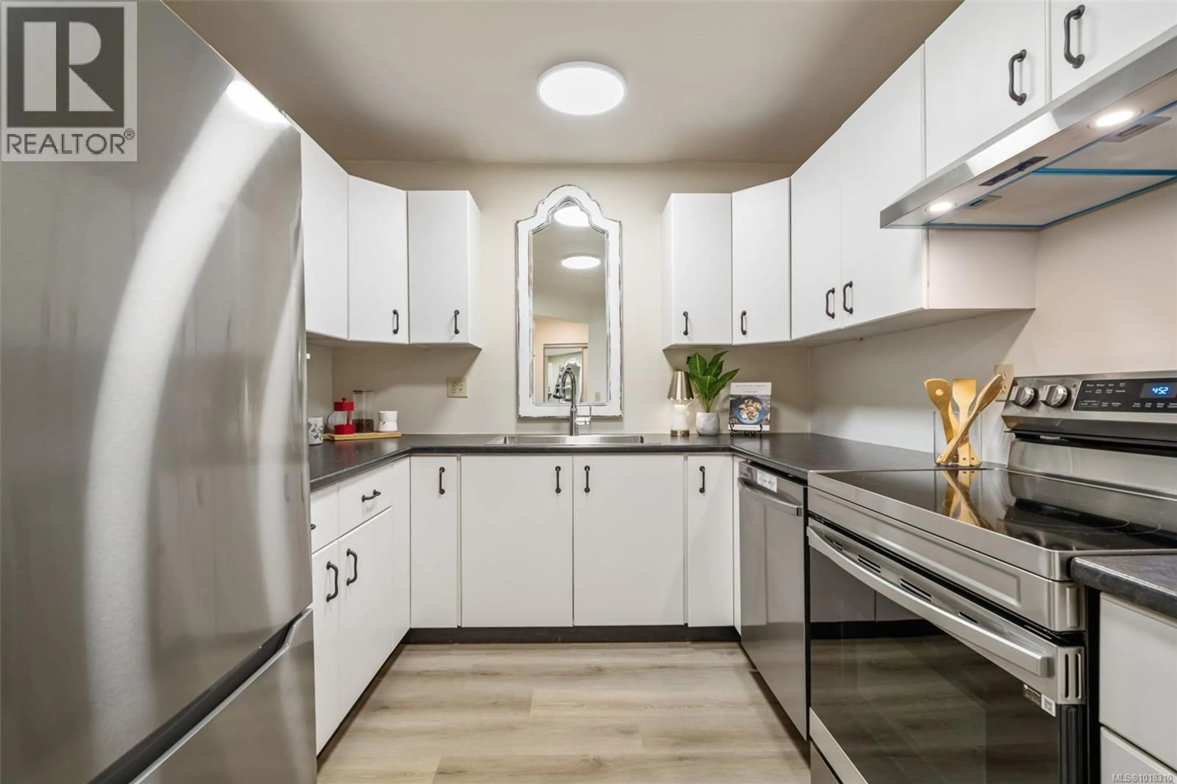 Standard kitchen, unknown for 402 - 1121 OSCAR STREET, Victoria British Columbia V8V2X3