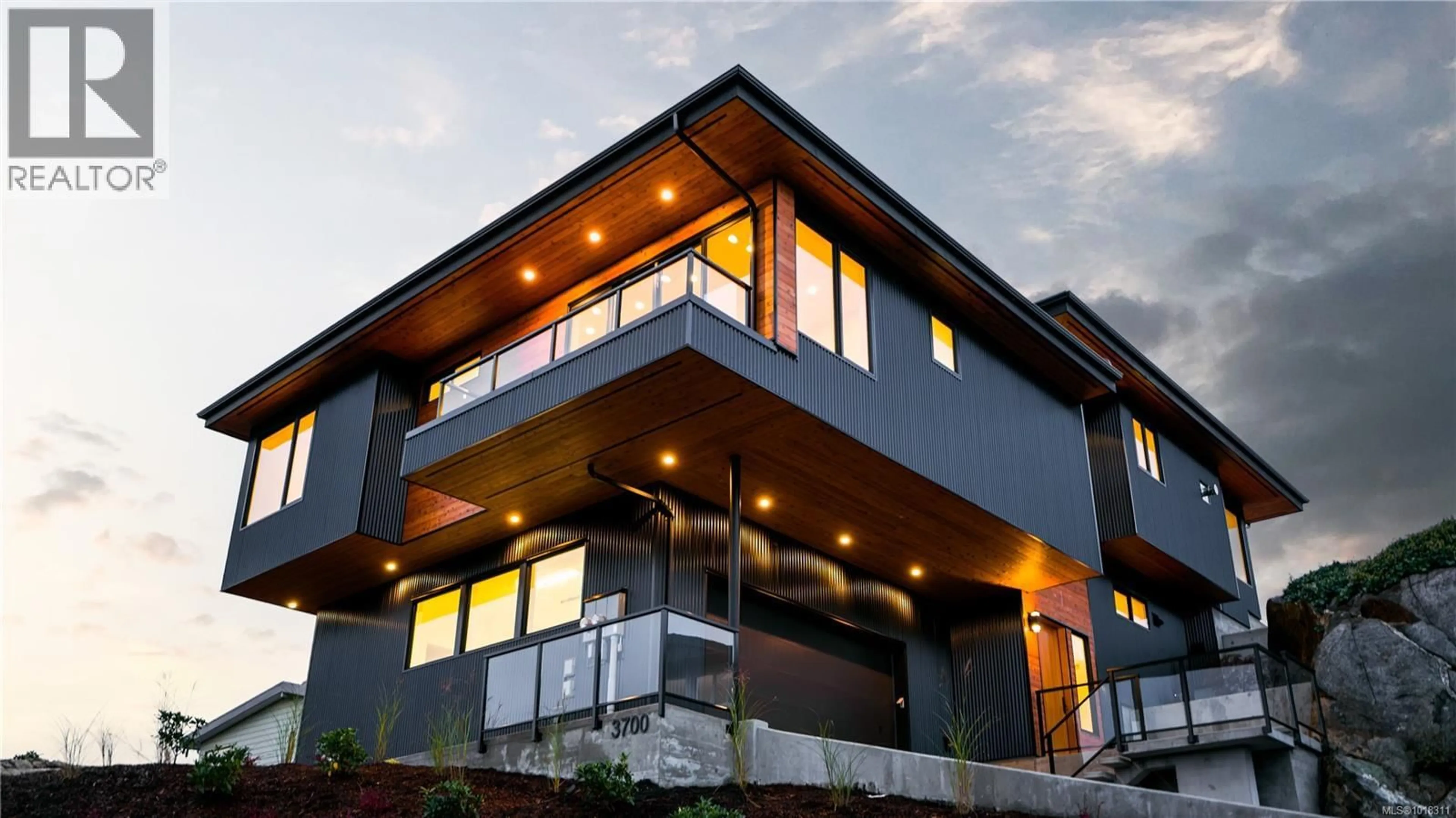 Home with vinyl exterior material, building for 3700 KOOTENAY PLACE, Saanich British Columbia V8P2G2