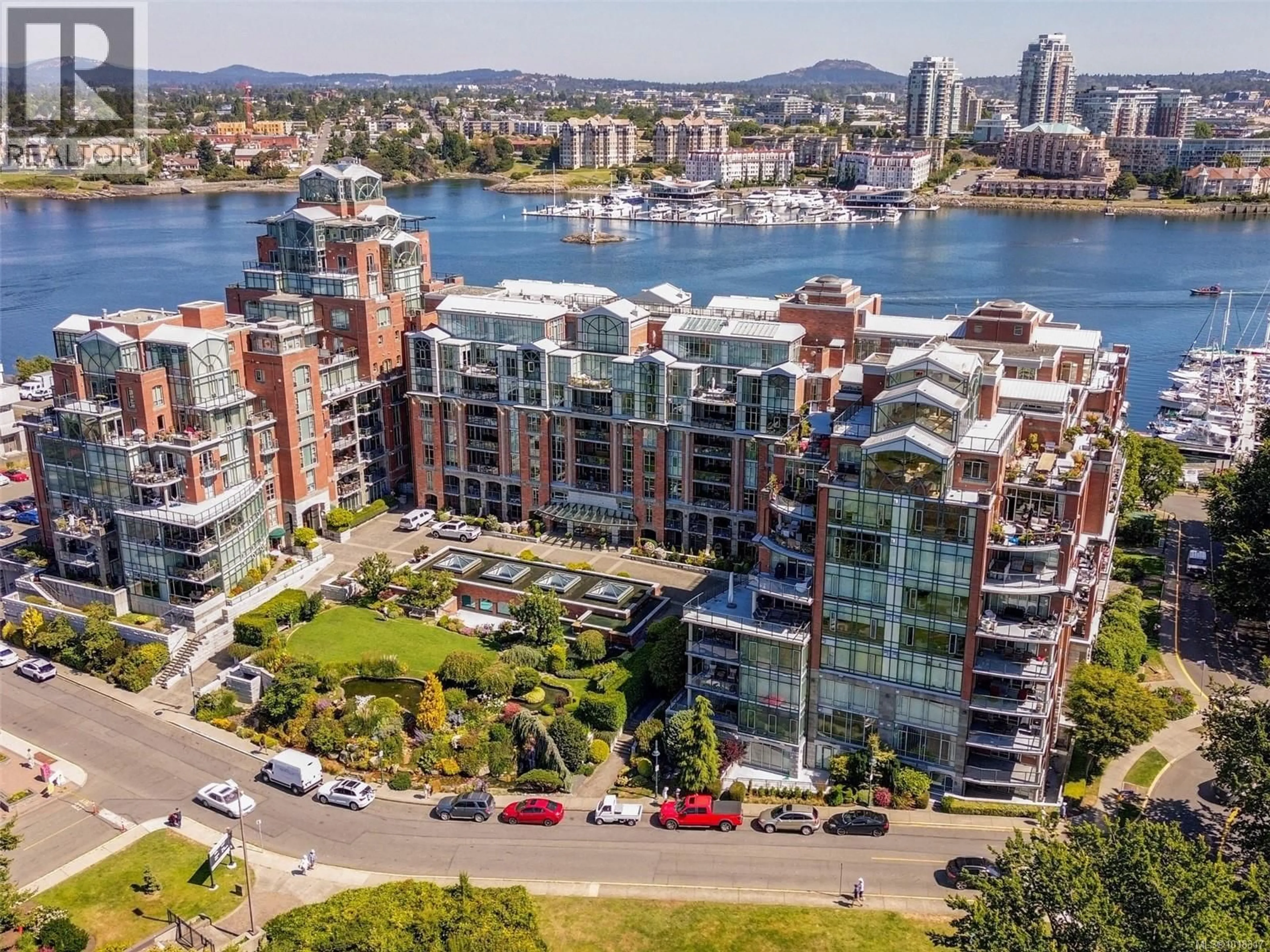 A pic from outside/outdoor area/front of a property/back of a property/a pic from drone, water/lake/river/ocean view for 14 - 21 DALLAS ROAD, Victoria British Columbia V9A4Z9