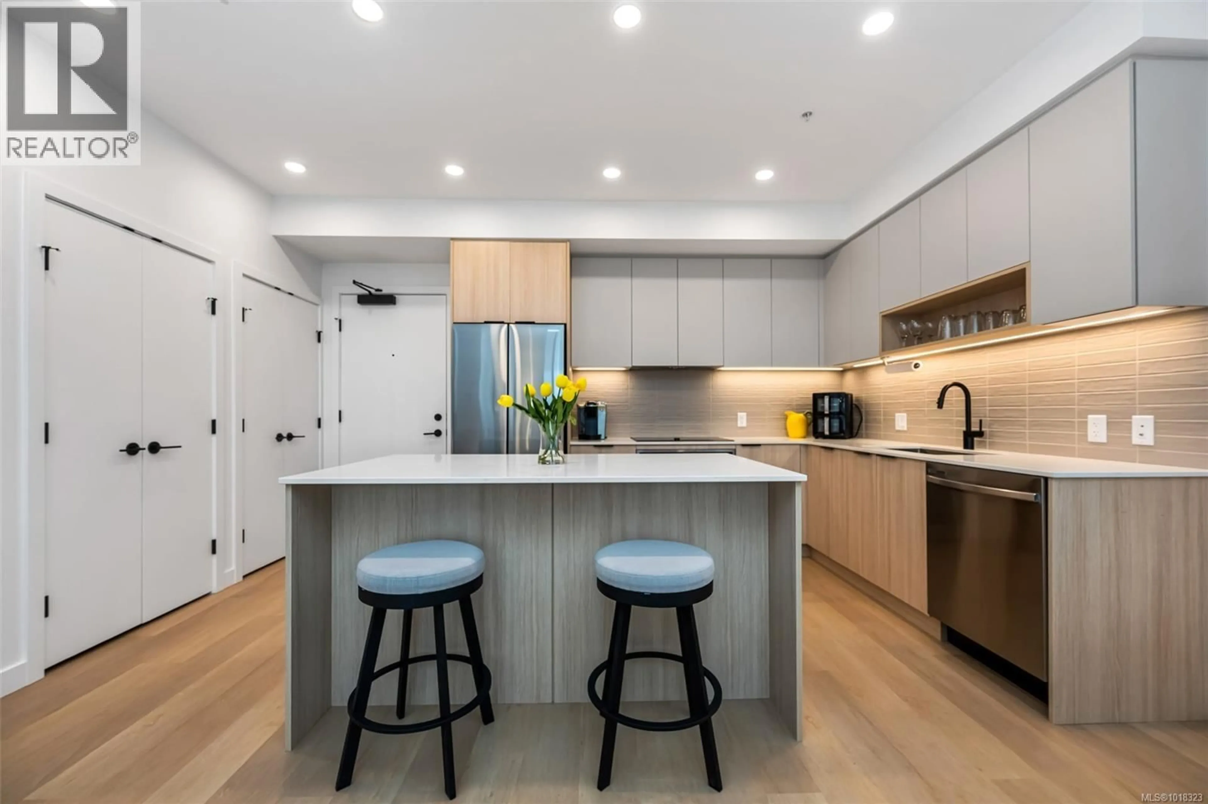 Contemporary kitchen, unknown for 411 - 3564A RYDER HESJEDAL WAY, Colwood British Columbia V9C0V3