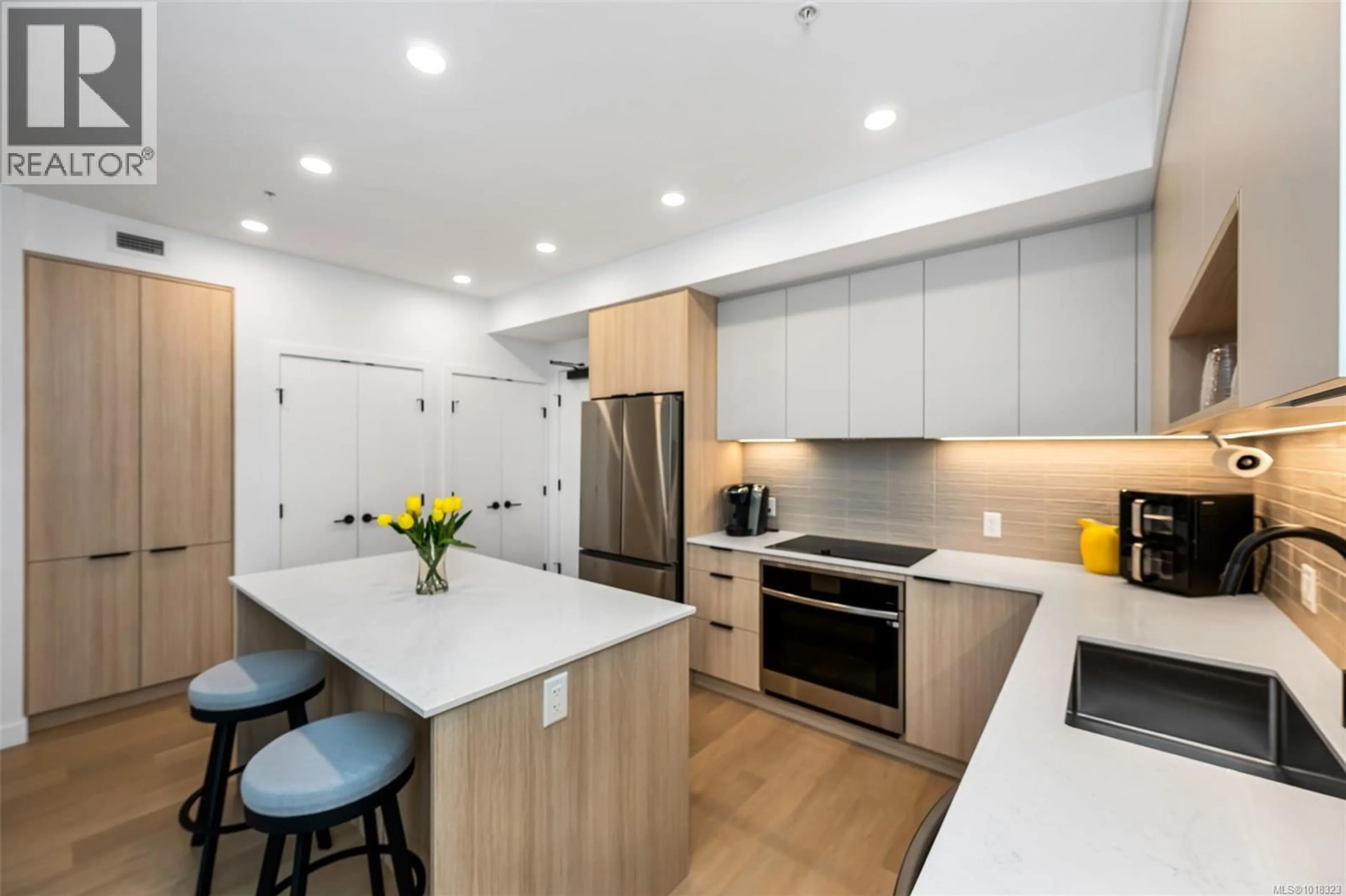 Contemporary kitchen, unknown for 411 - 3564A RYDER HESJEDAL WAY, Colwood British Columbia V9C0V3