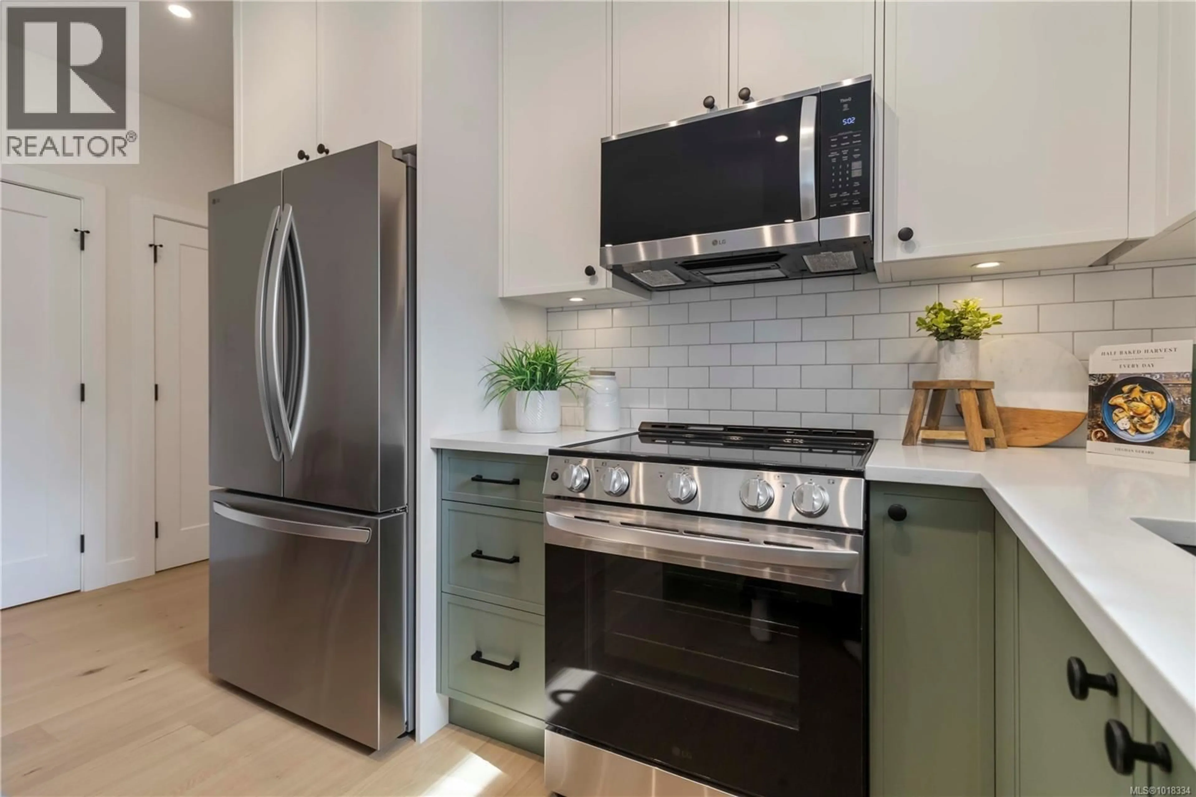 Standard kitchen, ceramic/tile floor for 1 - 633 BELTON AVENUE, Victoria British Columbia V9A2Z5