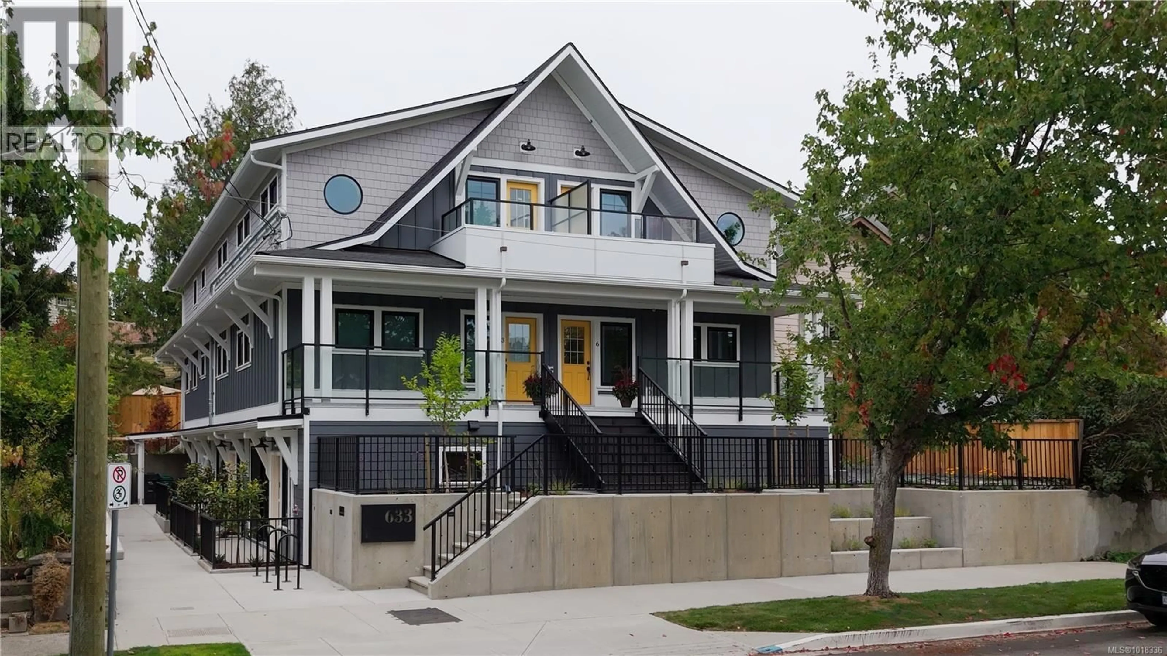 Home with vinyl exterior material, street for 4 - 633 BELTON AVENUE, Victoria British Columbia V9A2Z5