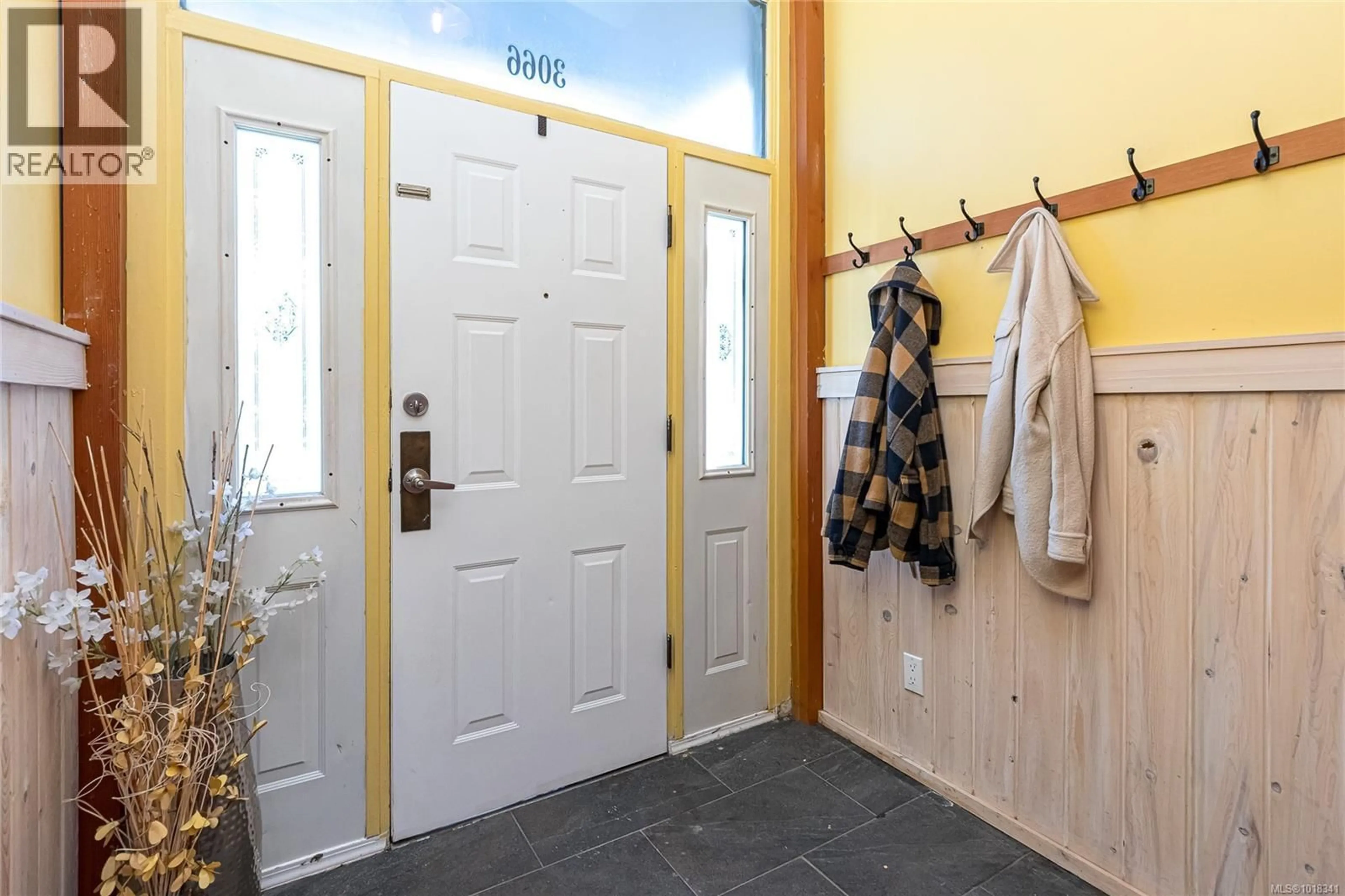 Indoor entryway for 3066 CARROLL STREET, Victoria British Columbia V9A1P9