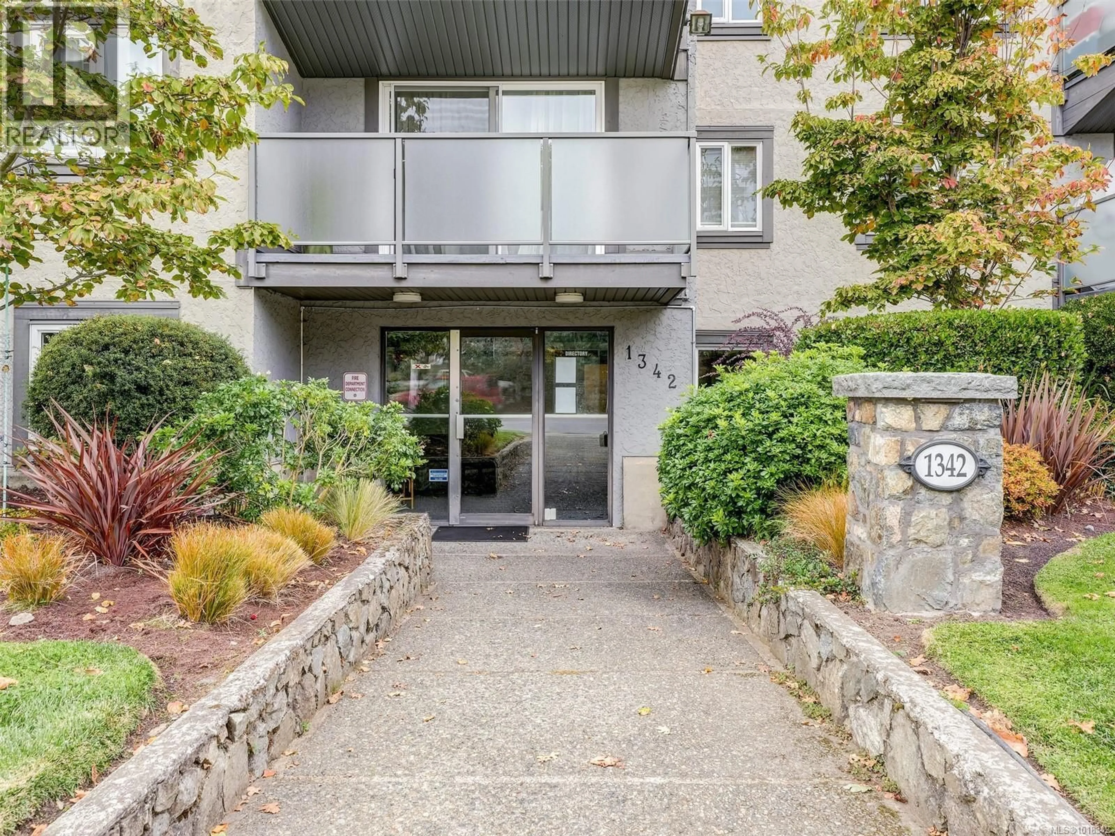Indoor foyer for 309 - 1342 HILLSIDE AVENUE, Victoria British Columbia V8T2B4