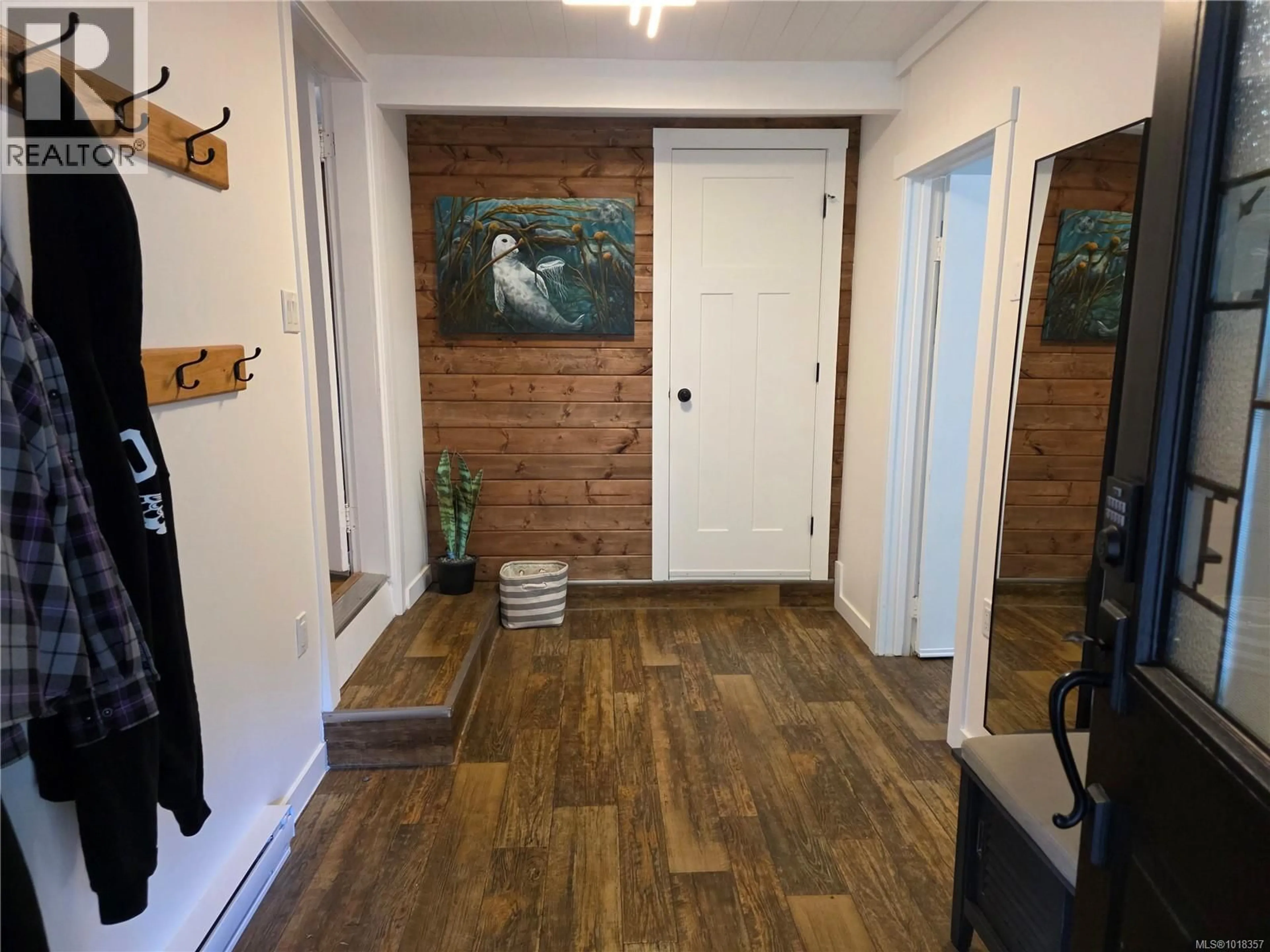Indoor entryway for 6088 GRANDVIEW ROAD, Port Alberni British Columbia V9Y8W1