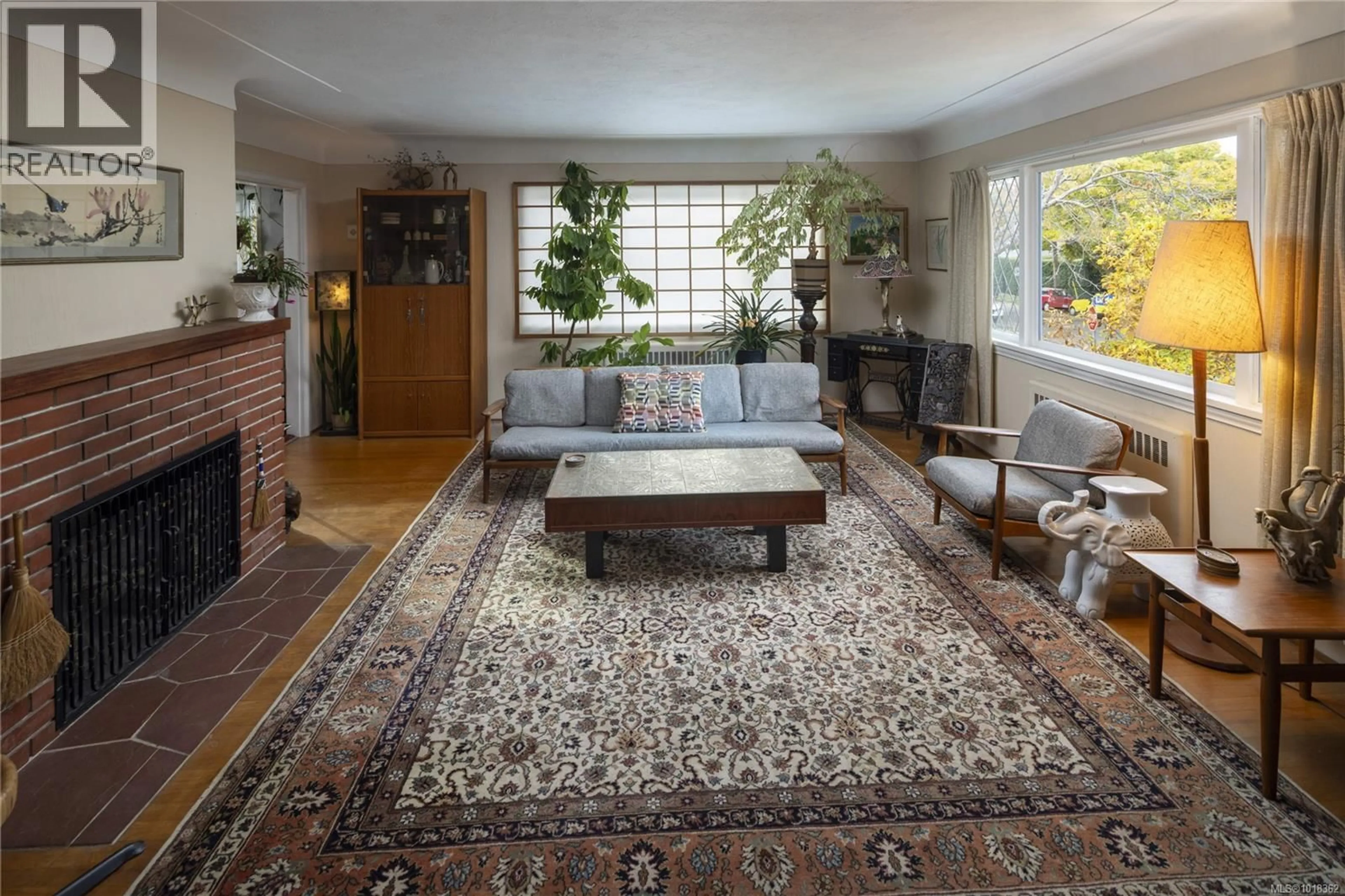 Living room with furniture, carpet floor for 305 LINDEN AVENUE, Victoria British Columbia V8V4E8