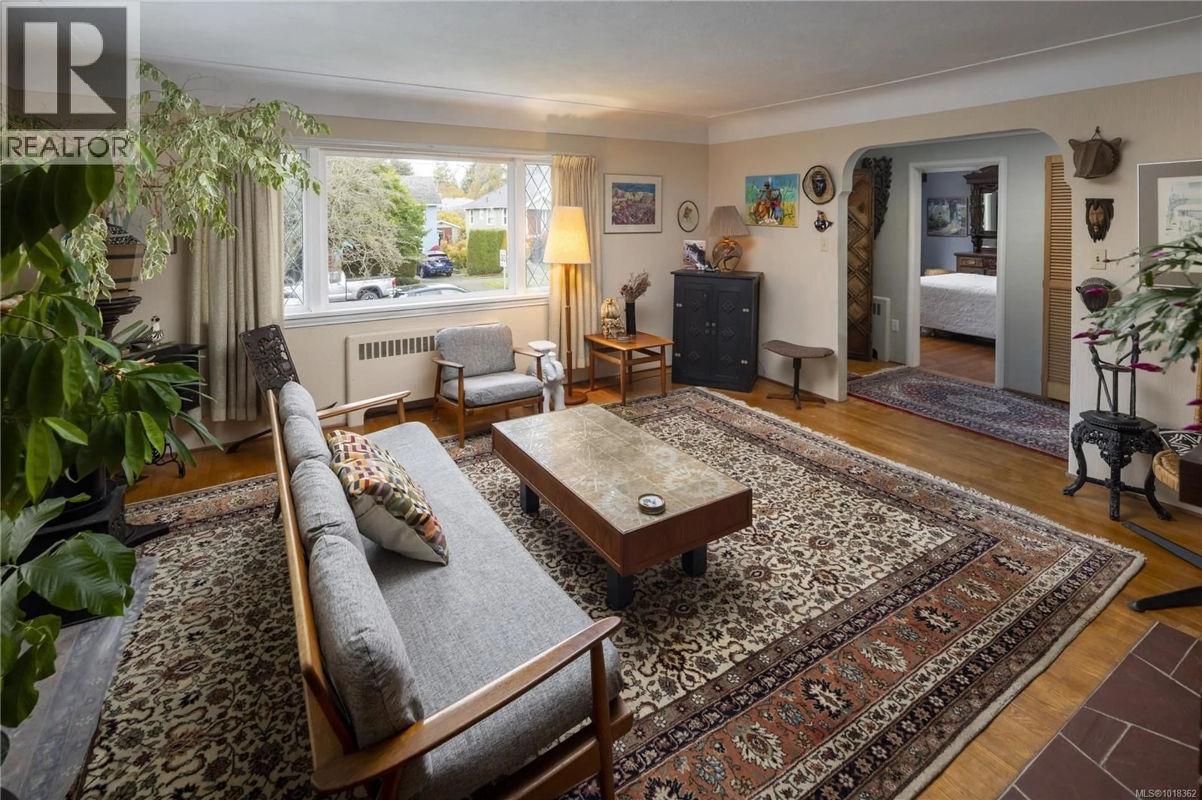 Living room with furniture, unknown for 305 LINDEN AVENUE, Victoria British Columbia V8V4E8