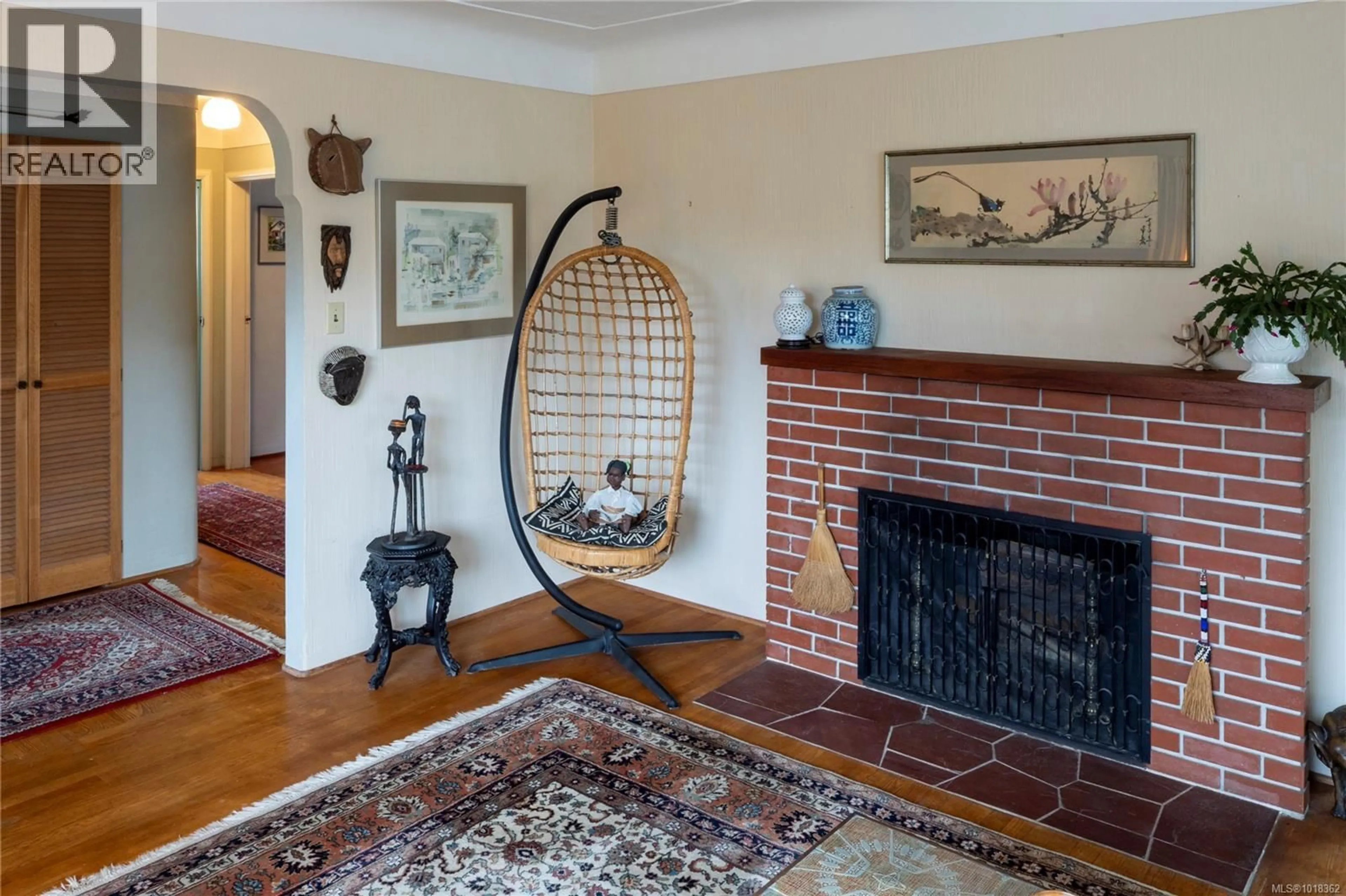 Unknown for 305 LINDEN AVENUE, Victoria British Columbia V8V4E8