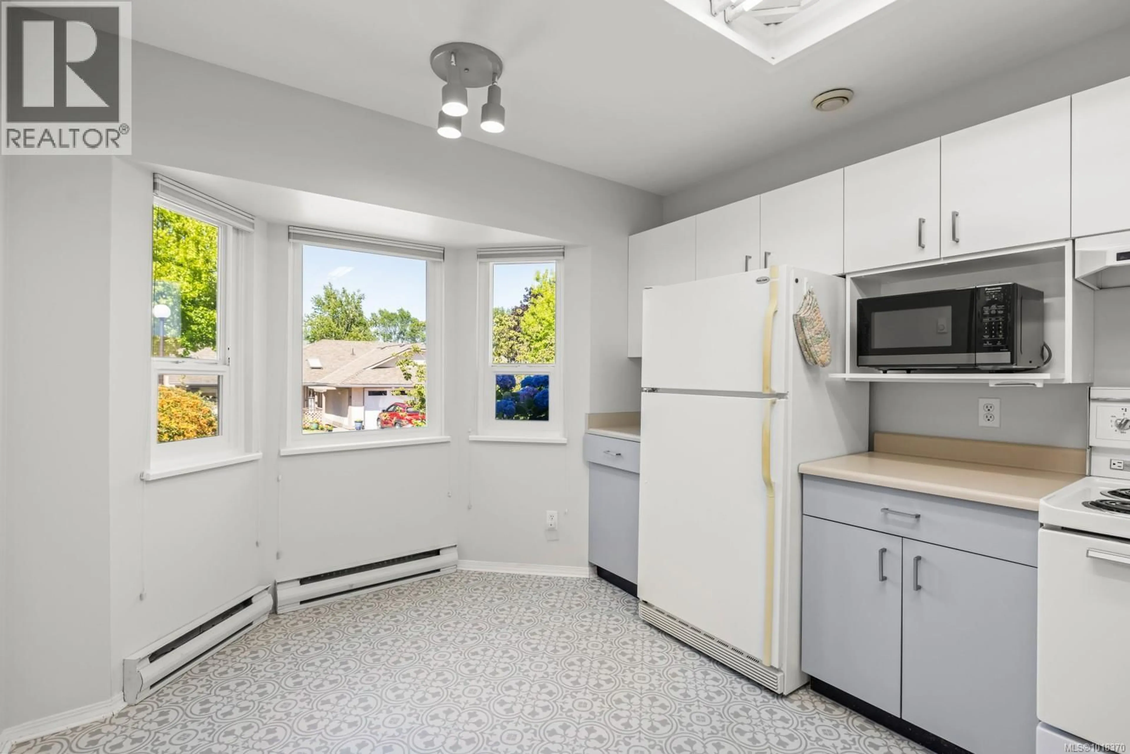Standard kitchen, ceramic/tile floor for 17 - 4120 INTERURBAN ROAD, Saanich British Columbia V8Z6W7