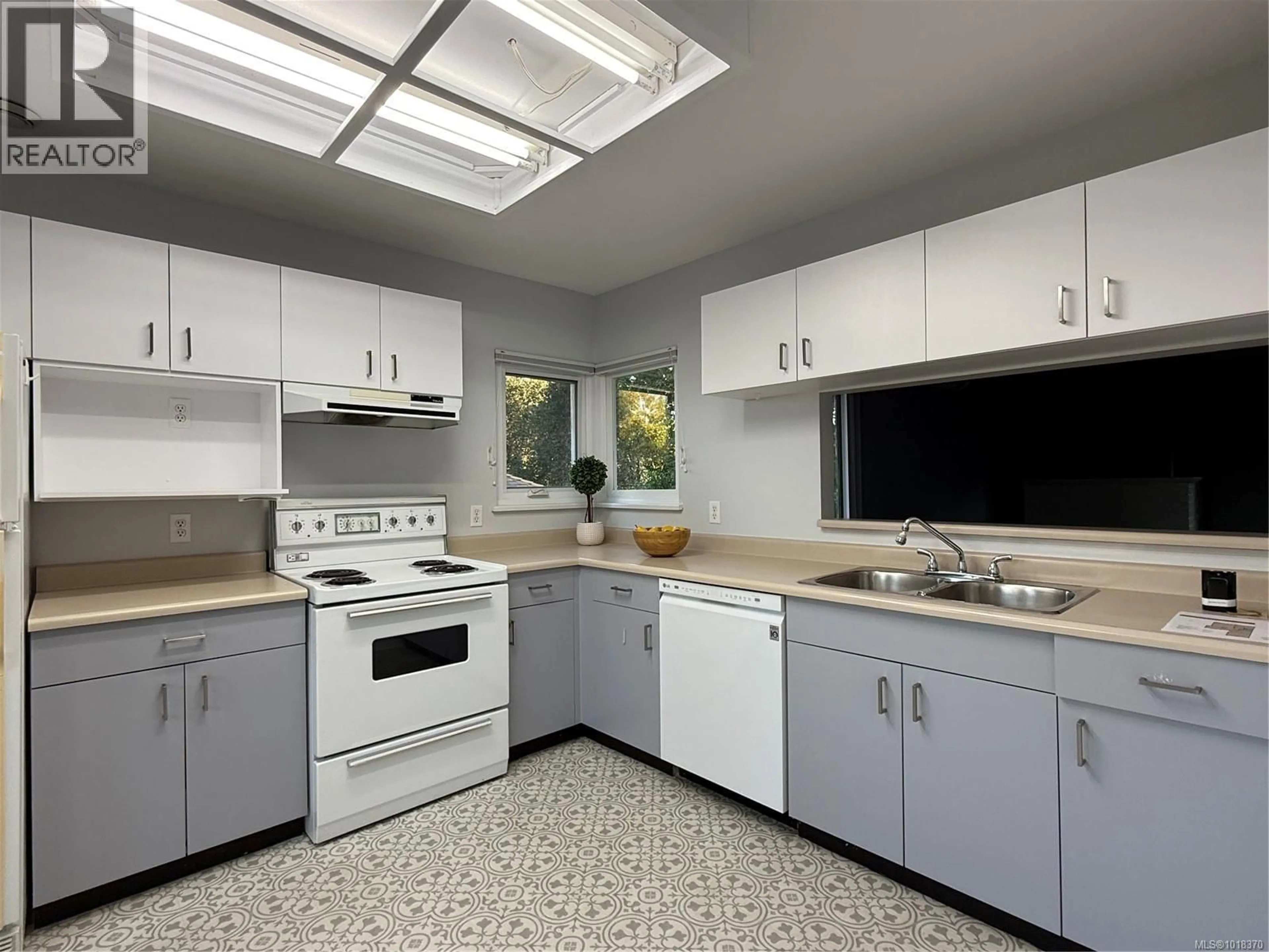 Standard kitchen, ceramic/tile floor for 17 - 4120 INTERURBAN ROAD, Saanich British Columbia V8Z6W7