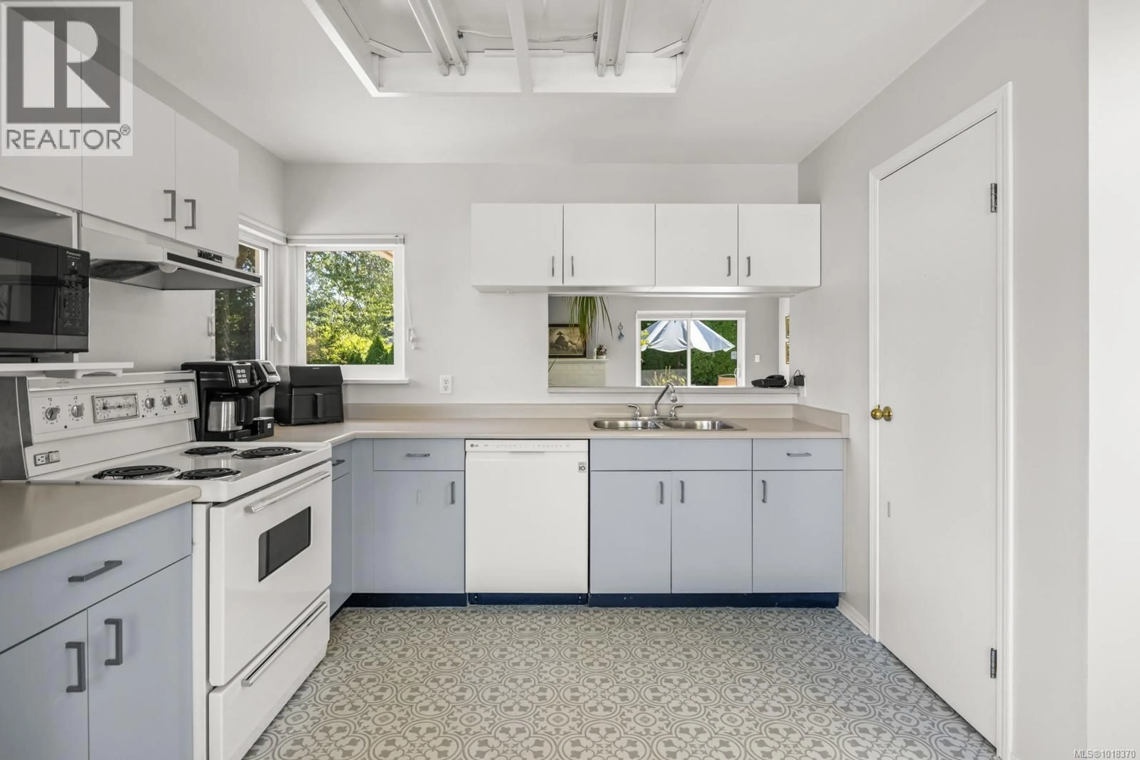 Standard kitchen, ceramic/tile floor for 17 - 4120 INTERURBAN ROAD, Saanich British Columbia V8Z6W7