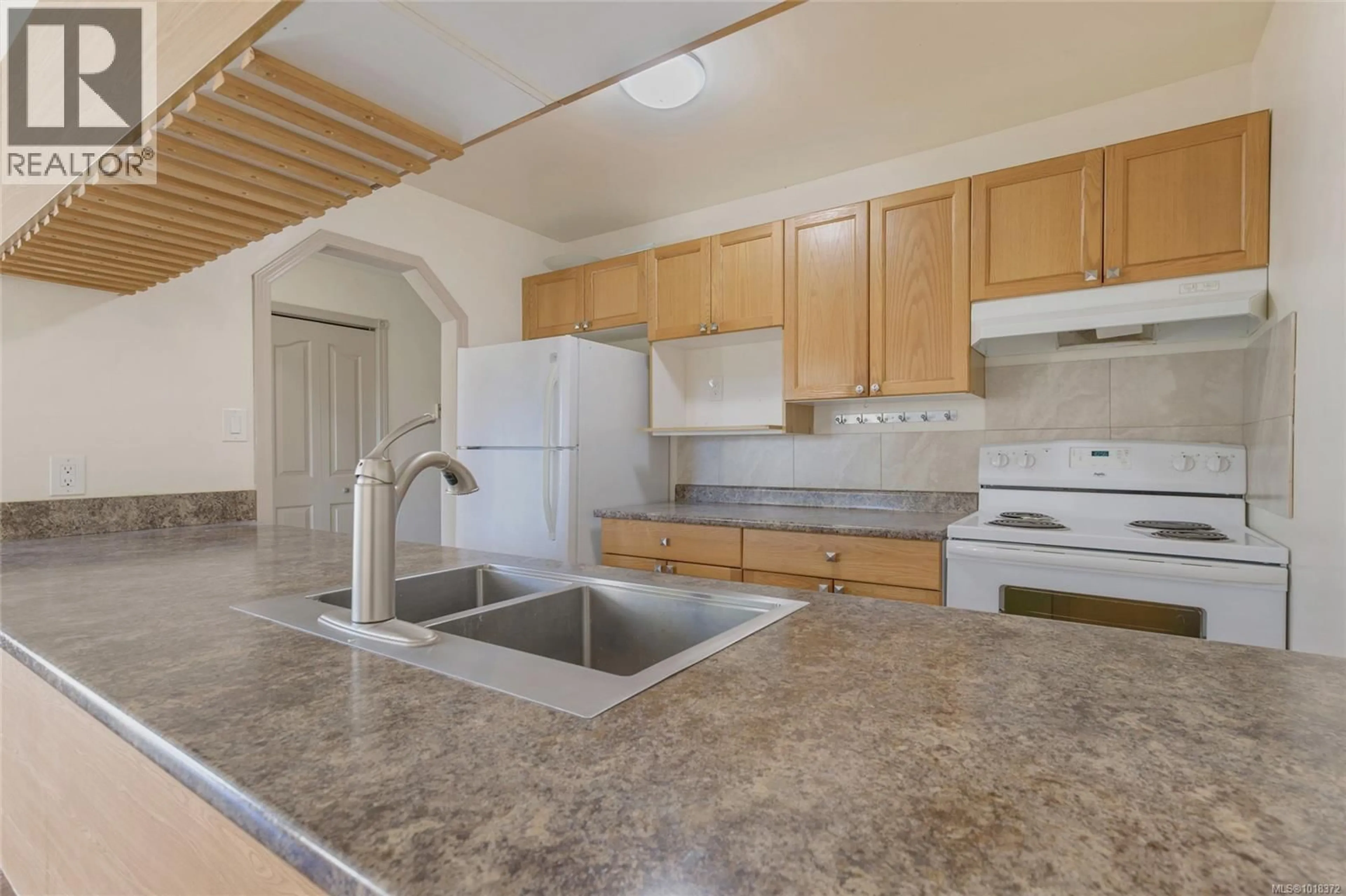 Standard kitchen, unknown for 204 - 1900 BOWEN ROAD, Nanaimo British Columbia V9S5S6