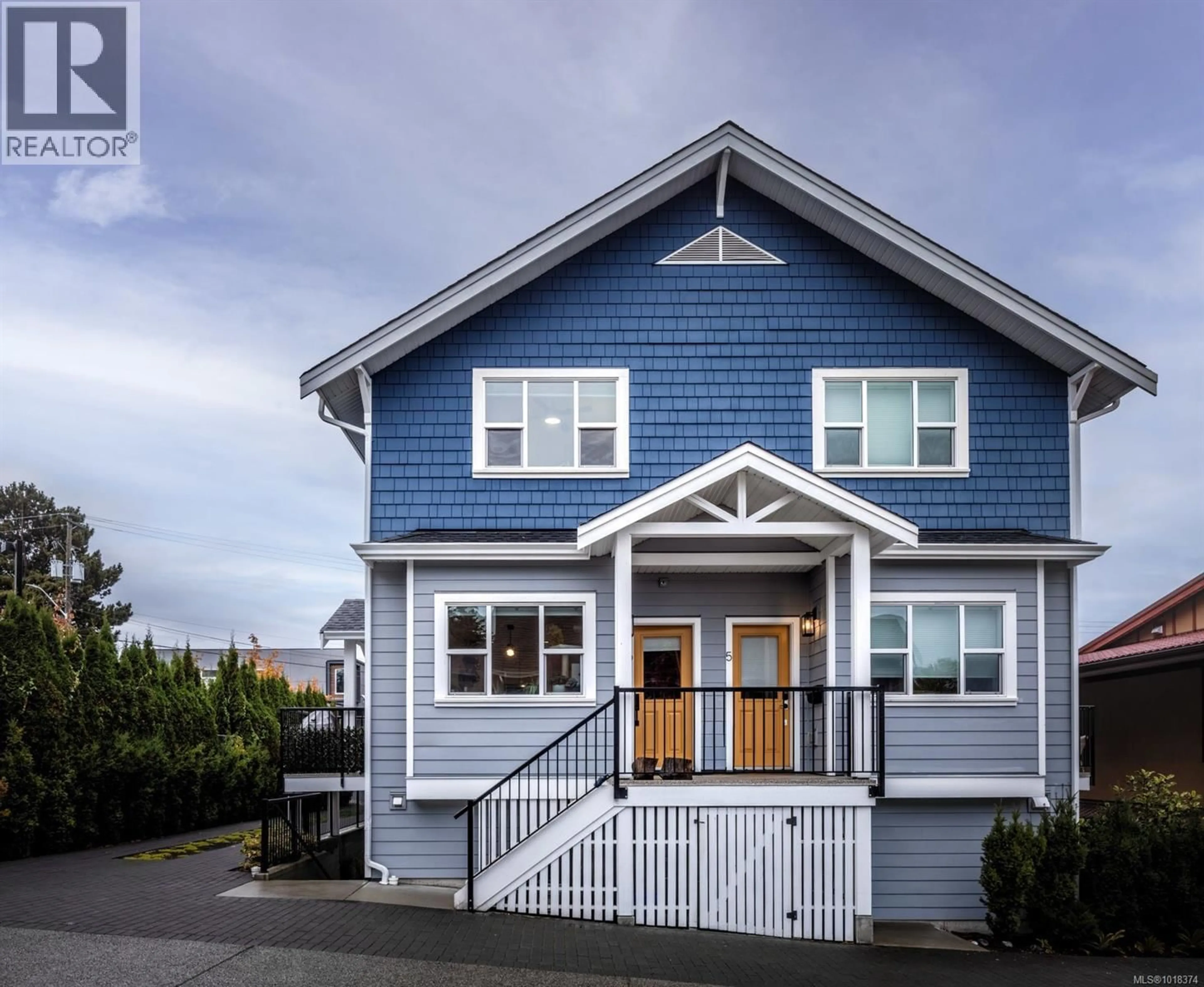 Home with vinyl exterior material, street for 6 - 937 COLVILLE ROAD, Esquimalt British Columbia V9A4P4