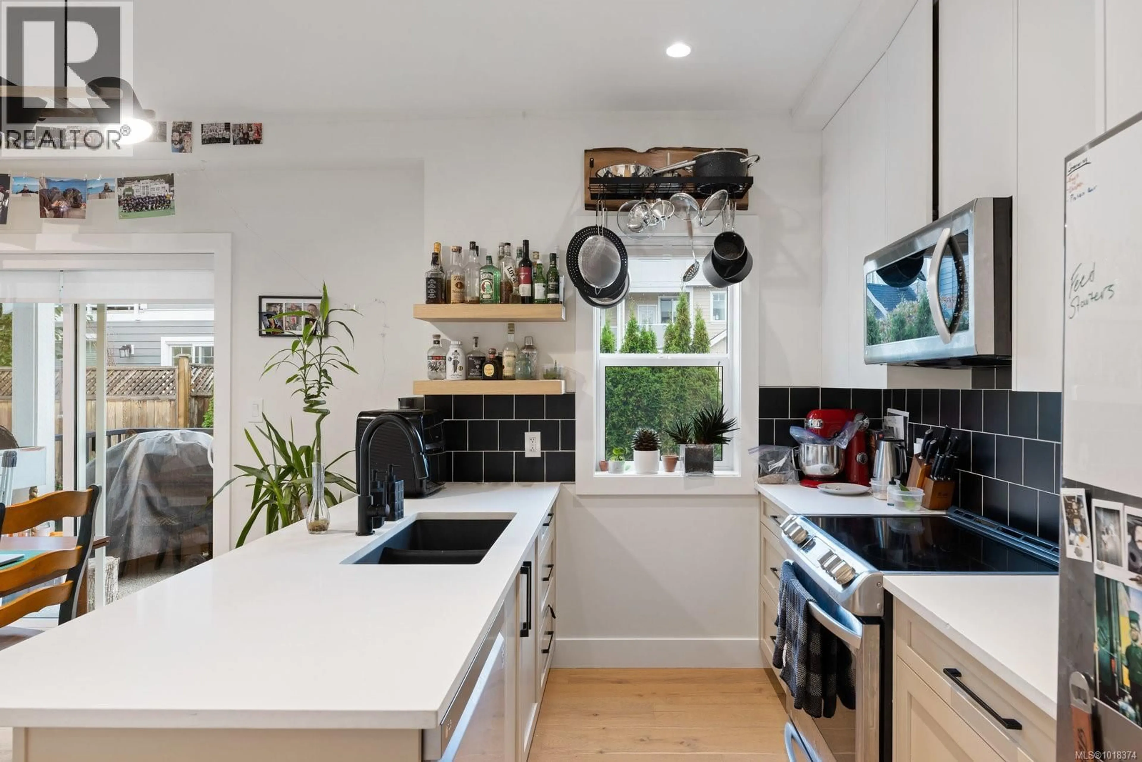 Contemporary kitchen, ceramic/tile floor for 6 - 937 COLVILLE ROAD, Esquimalt British Columbia V9A4P4