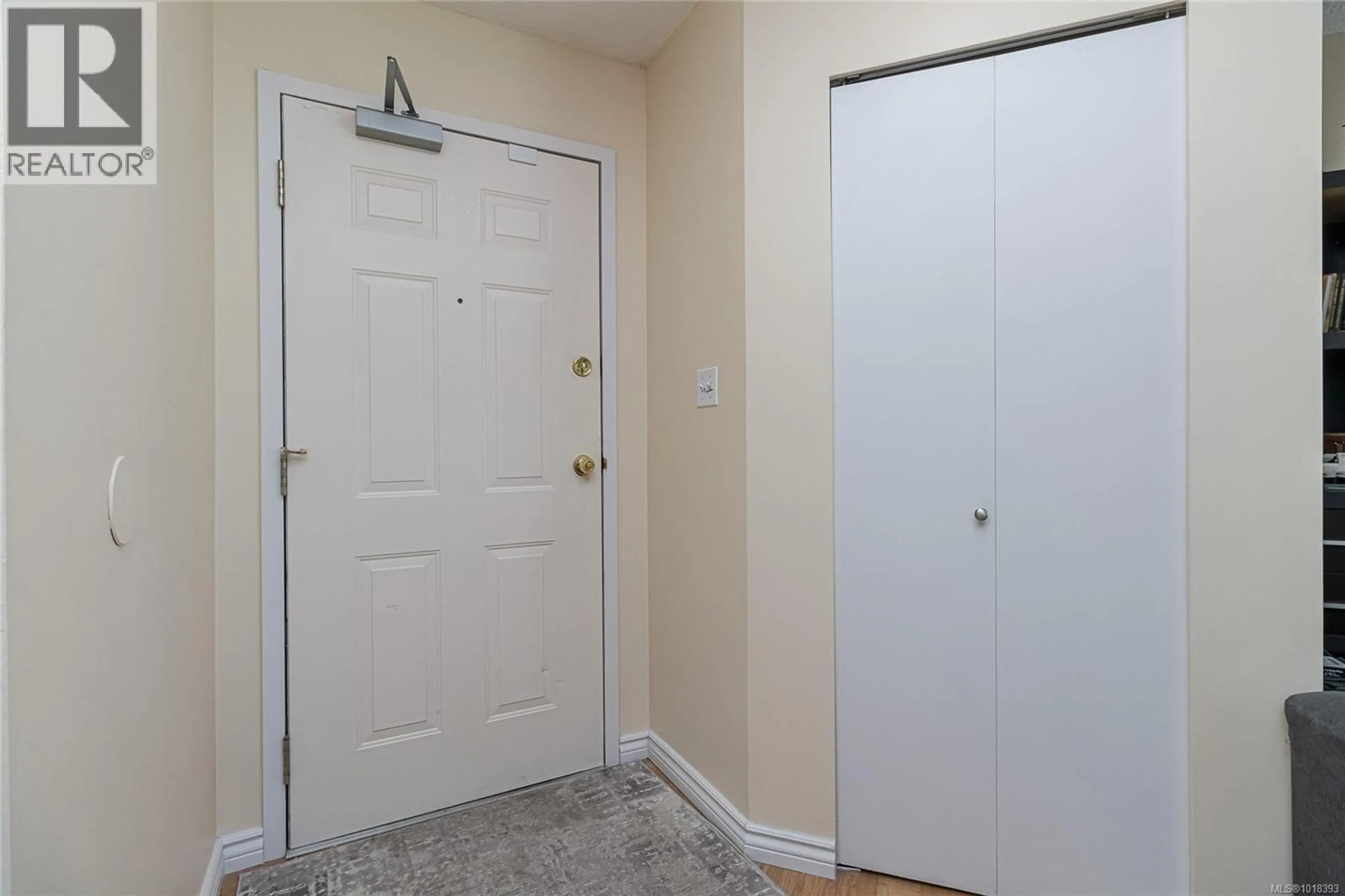 Indoor entryway for 312 - 3460 QUADRA STREET, Saanich British Columbia V8X1G6