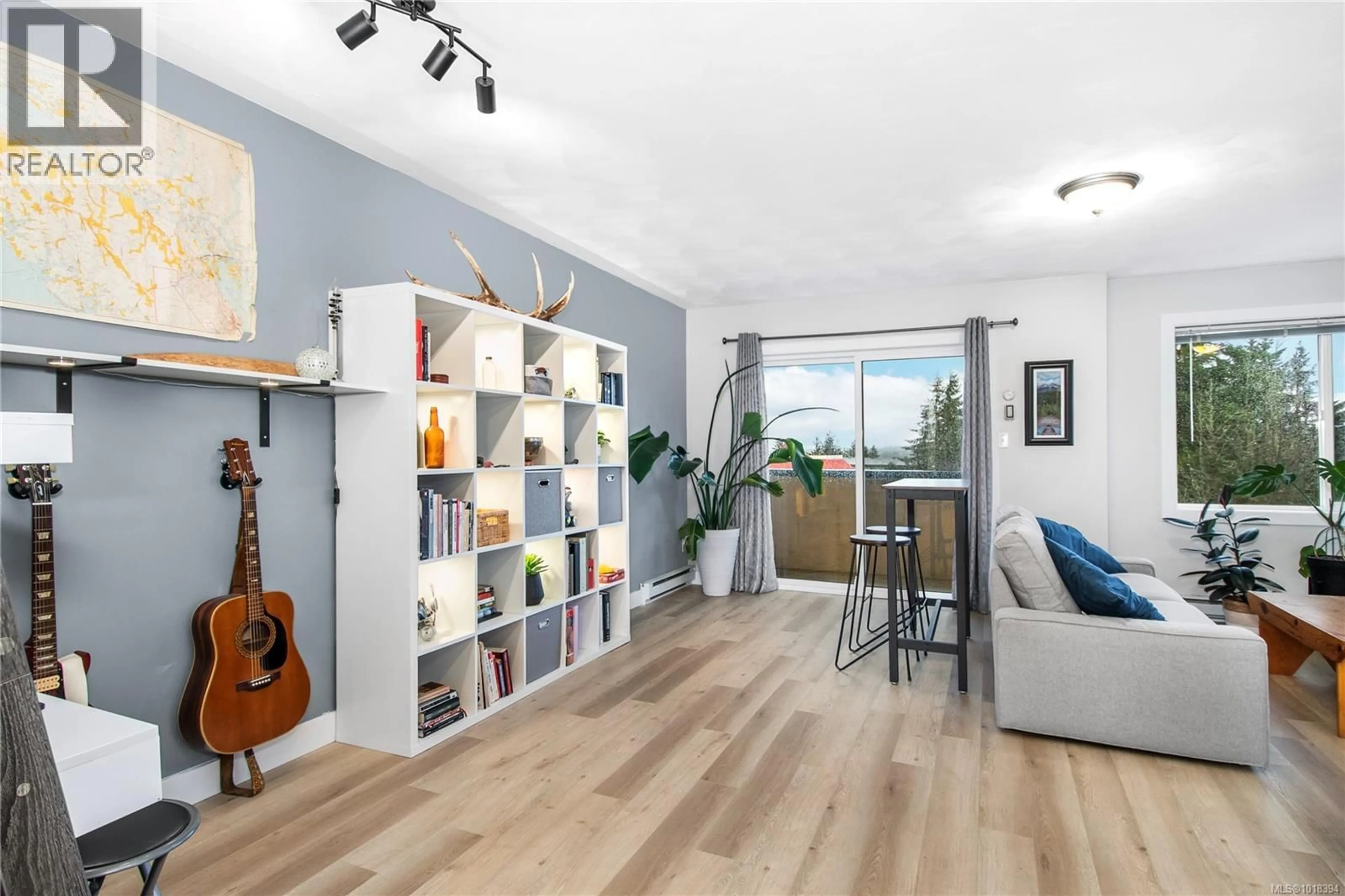 Living room with furniture, wood/laminate floor for 8 - 522 DOGWOOD STREET SOUTH, Campbell River British Columbia V9W6R4